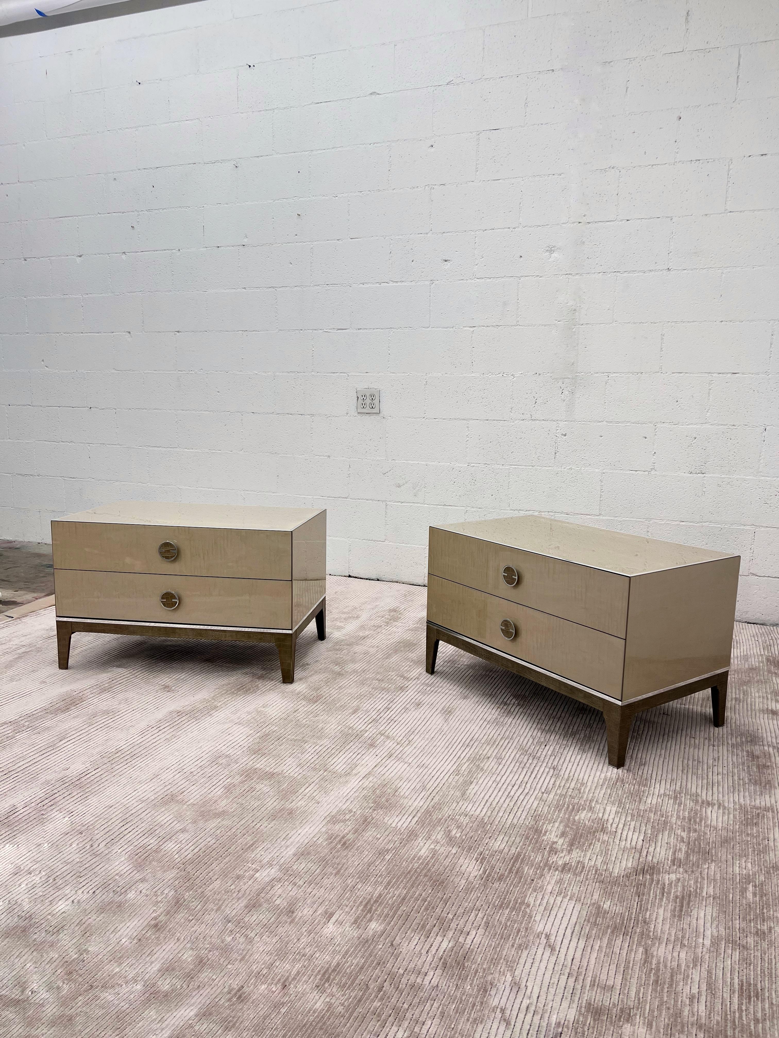 XXIe siècle et contemporain Cantoni Tables de nuit contemporaines italiennes minimalistes en taupe, cuir et chrome en vente