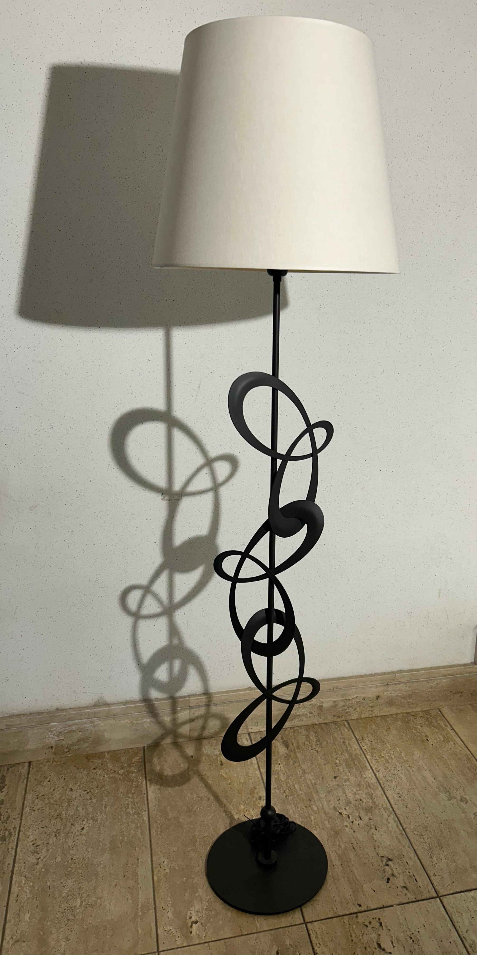 Le lampadaire Decò de Cantori est un élément d'ameublement raffiné, fabriqué à la main en fer plat étiré avec des détails découpés au laser, de forme froide et élégamment incurvée. Chaque joint soudé est méticuleusement lissé à la main, tandis que