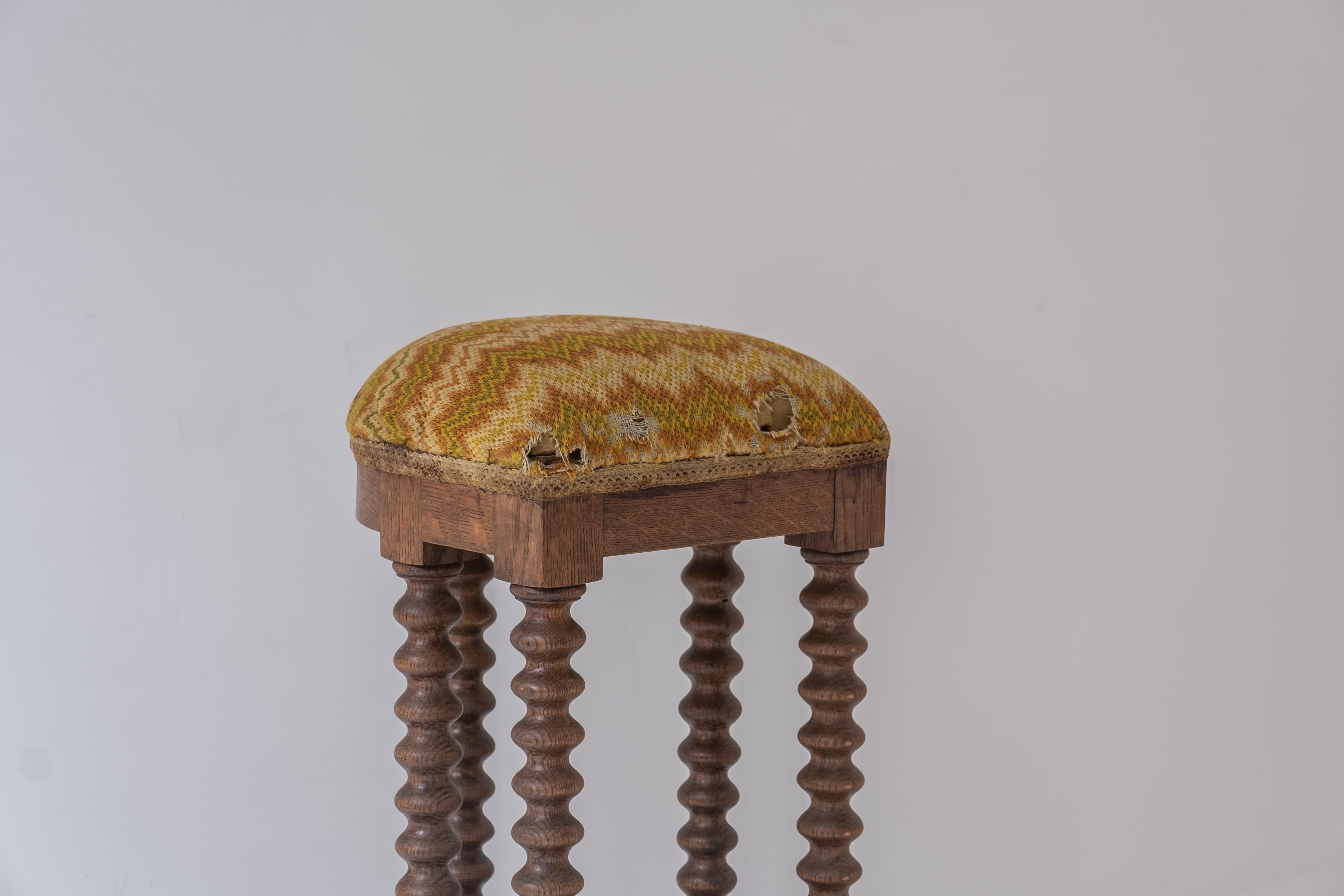 18th Century and Earlier Cantor’s stool in oak wood, from the beginning of the 18th century, France For Sale