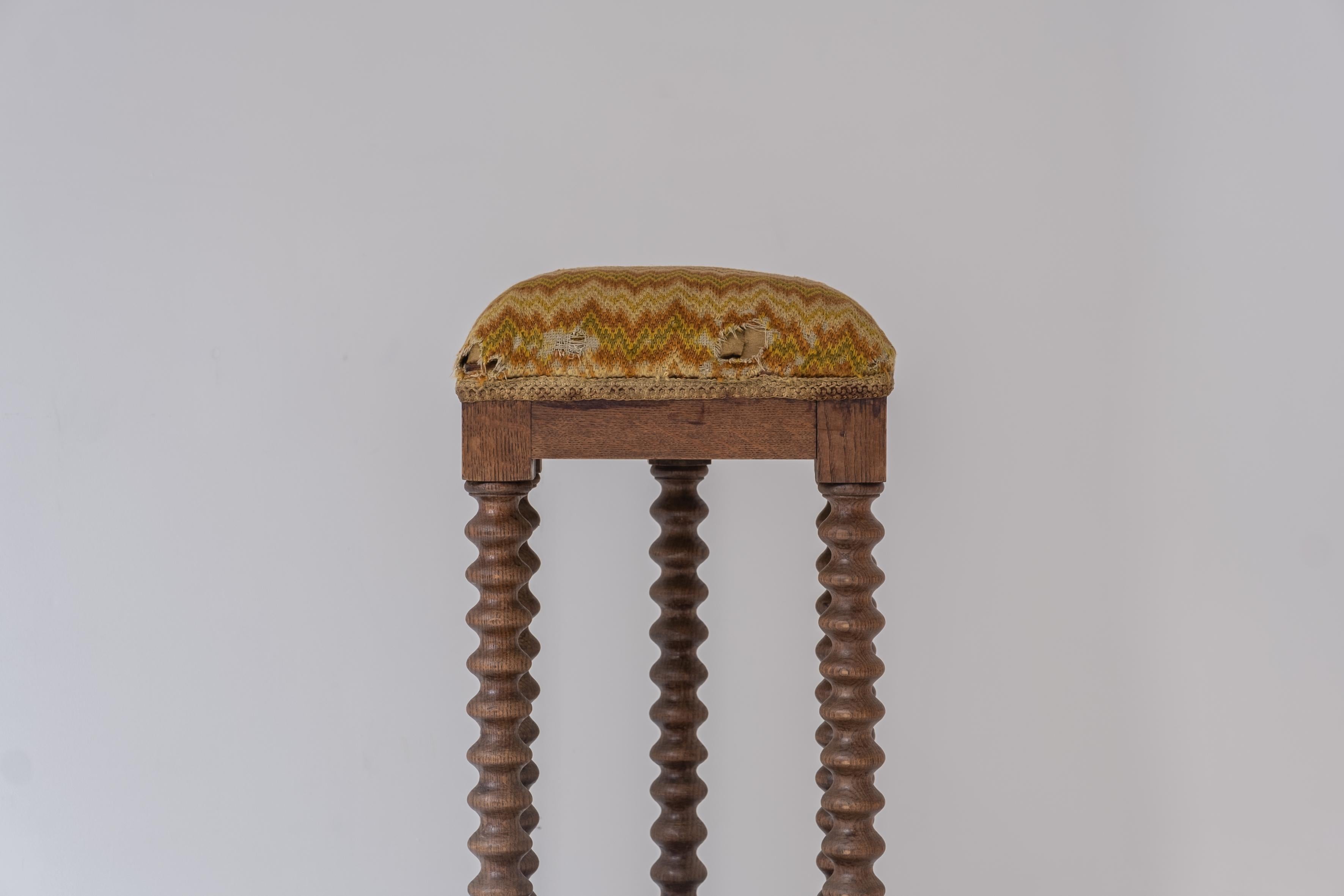 Cantor’s stool in oak wood, from the beginning of the 18th century, France For Sale 1