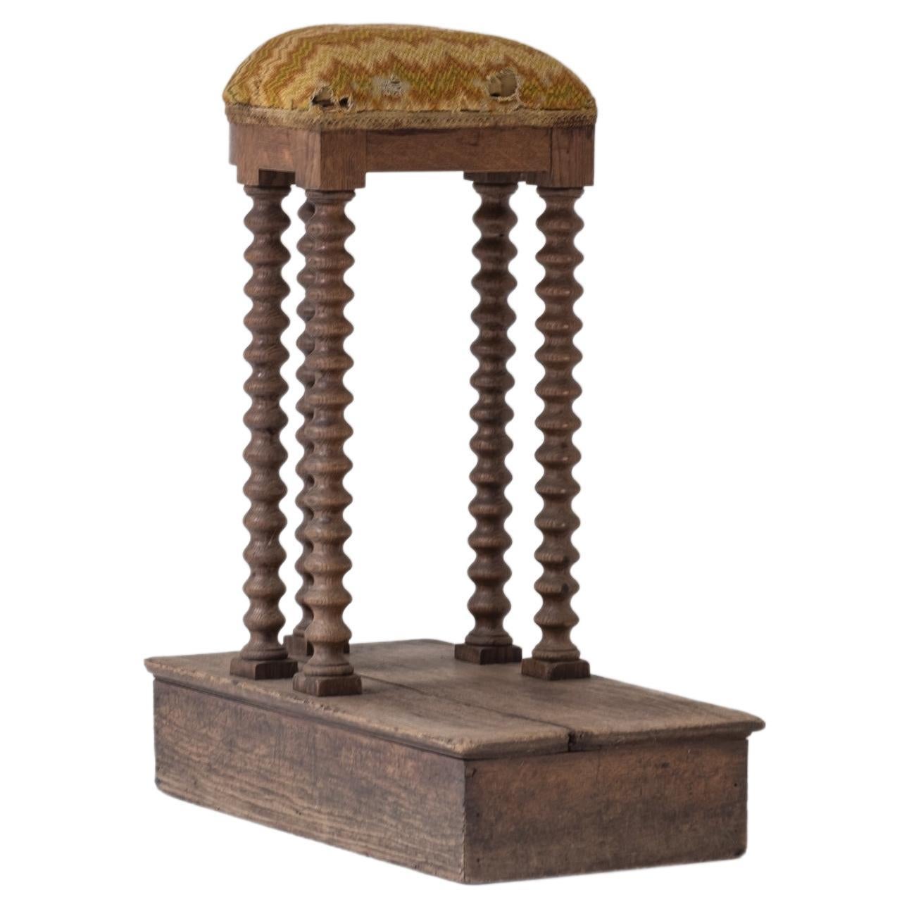 Cantor’s stool in oak wood, from the beginning of the 18th century, France For Sale