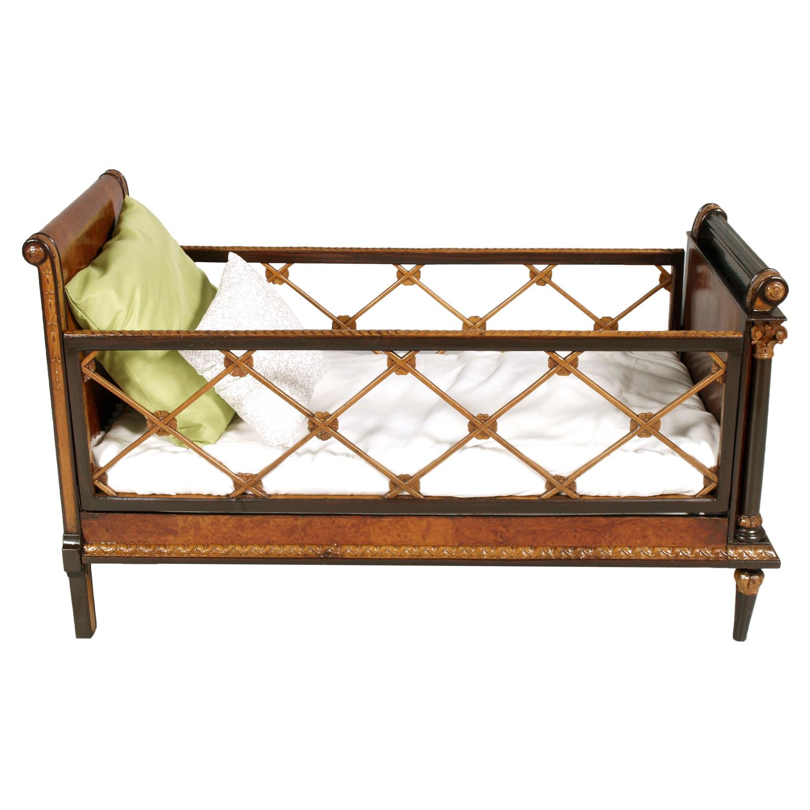 19th century neoclassic eclectic baby bed or baby cot, in burl walnut, walnut and carved maple, by Permanente Mobili Cantù , Palazzi Dell'Arte, Paolo Buffa & Cassi Ramelli attributed 

Measure cm: H 82, W 65, D 135 (internal 55 x