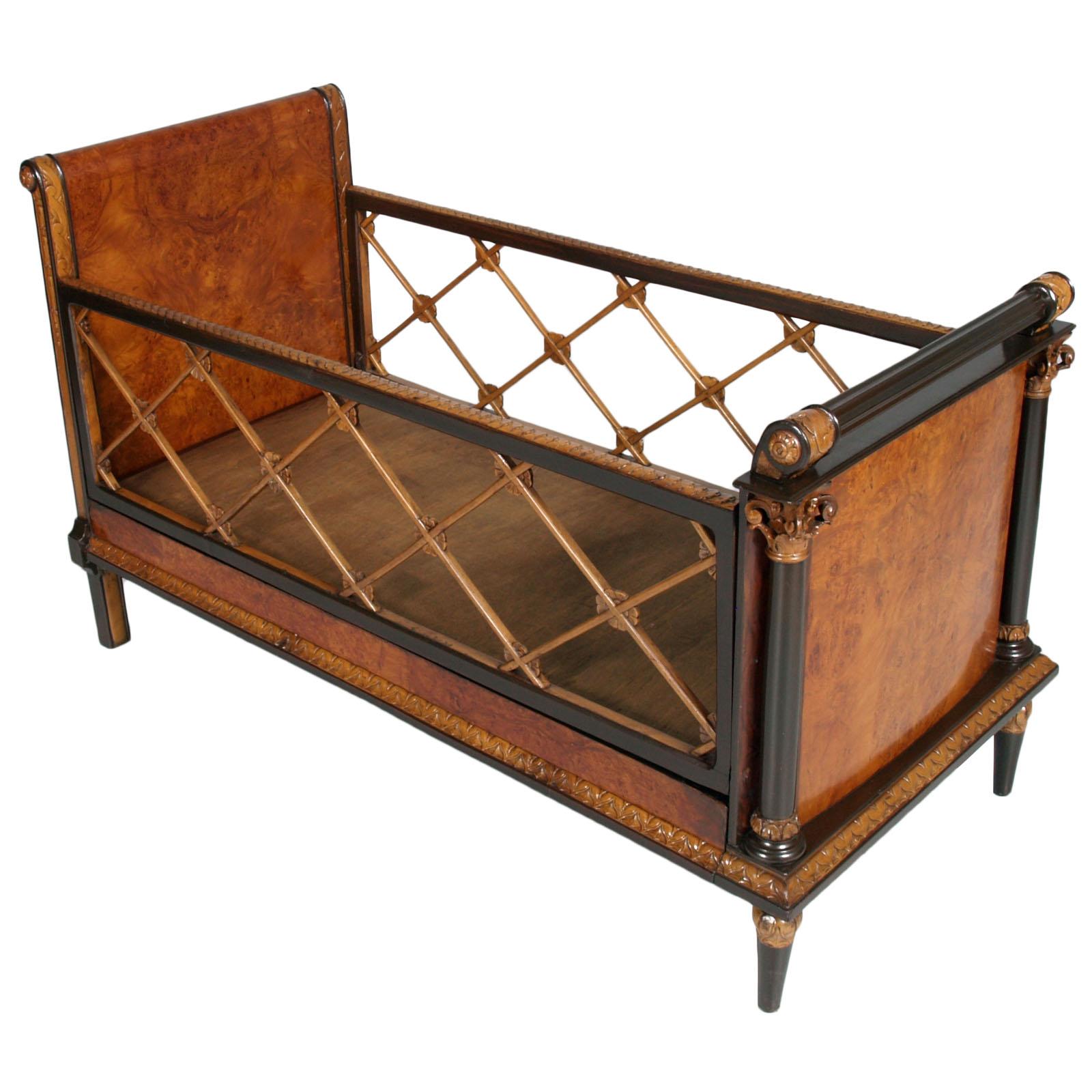 Neoclassical Cantù Baby Bed Cot in Burl Walnut, Walnut & Carved Maple Paolo Buffa attributed For Sale