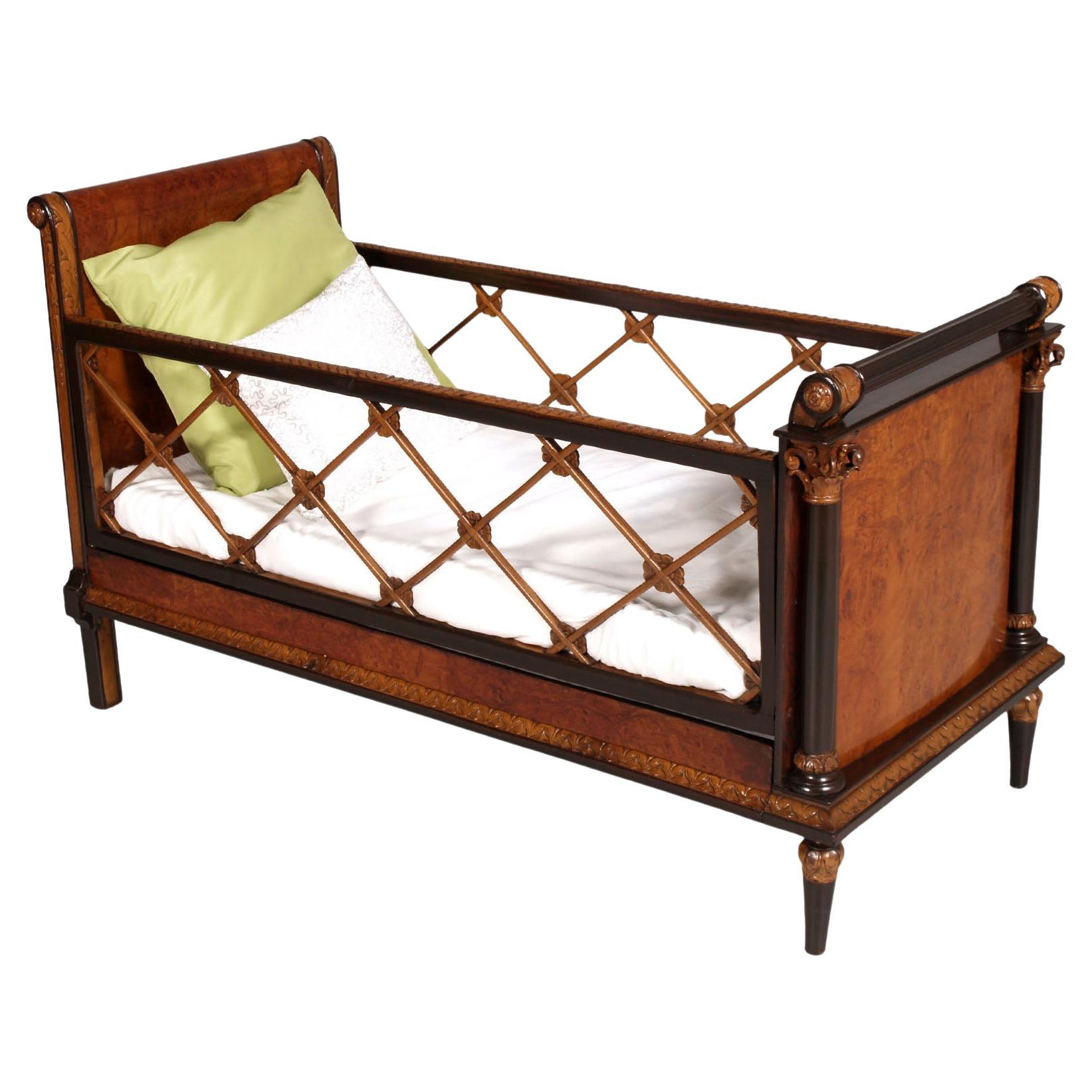 Cantù Baby Bed Cot in Burl Walnut, Walnut & Carved Maple Paolo Buffa attributed For Sale