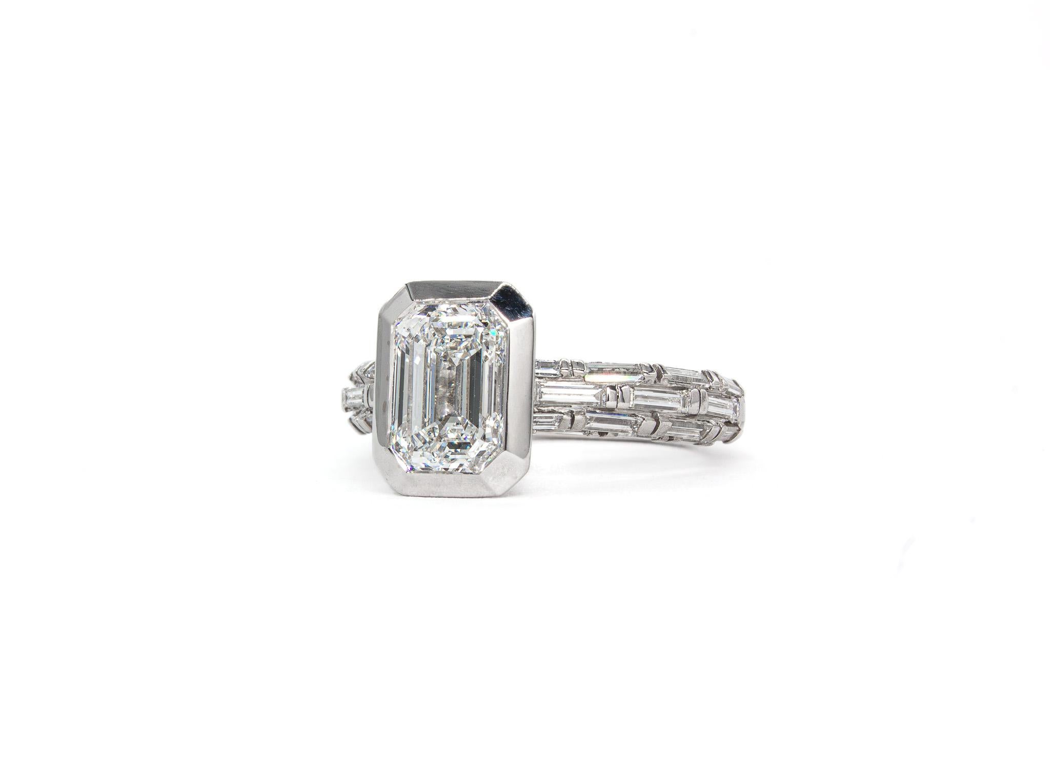 Dieser Ring aus 18 Karat Weißgold von Canturi strahlt moderne Raffinesse aus und zeigt die für die Marke typische Präzision und Kunstfertigkeit. In seinem Zentrum ruht ein atemberaubender Diamant im Smaragdschliff von 2,00 Karat, GIA-zertifiziert in