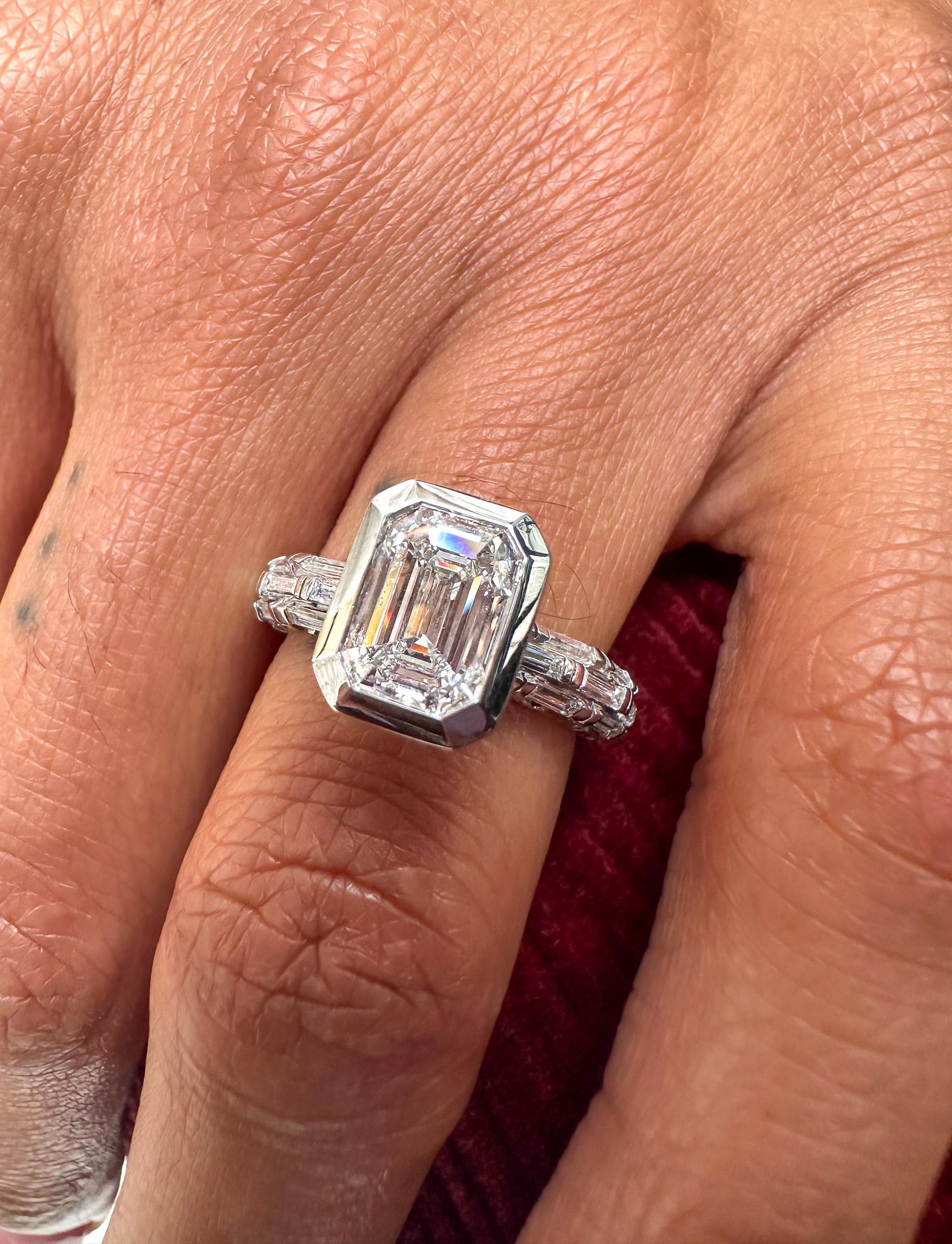 CANTURI GIA zertifiziert 2,00 Karat F VS2 Lünette gesetzt Smaragd Schliff Solitär Ring im Angebot 3