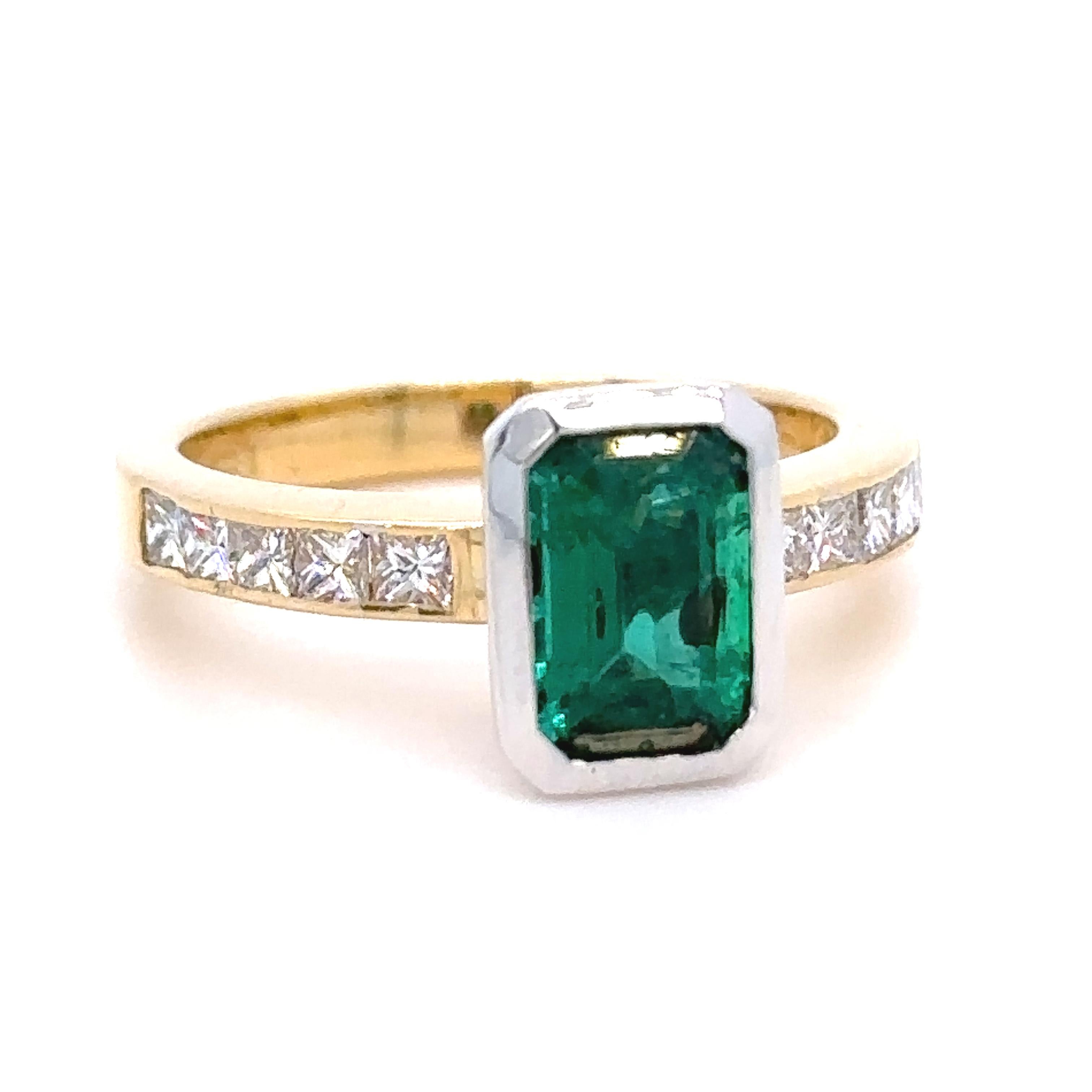Canturi Ring mit sambischem Smaragd und Diamanten. Hergestellt aus 18 kt Gelb- und Weißgold mit einem Gewicht von 5,59 g. Gestempelt: 750.

Besetzt mit einem rechteckigen, stufenförmig geschliffenen sambischen Smaragd. Mit einem Gewicht von 1,35