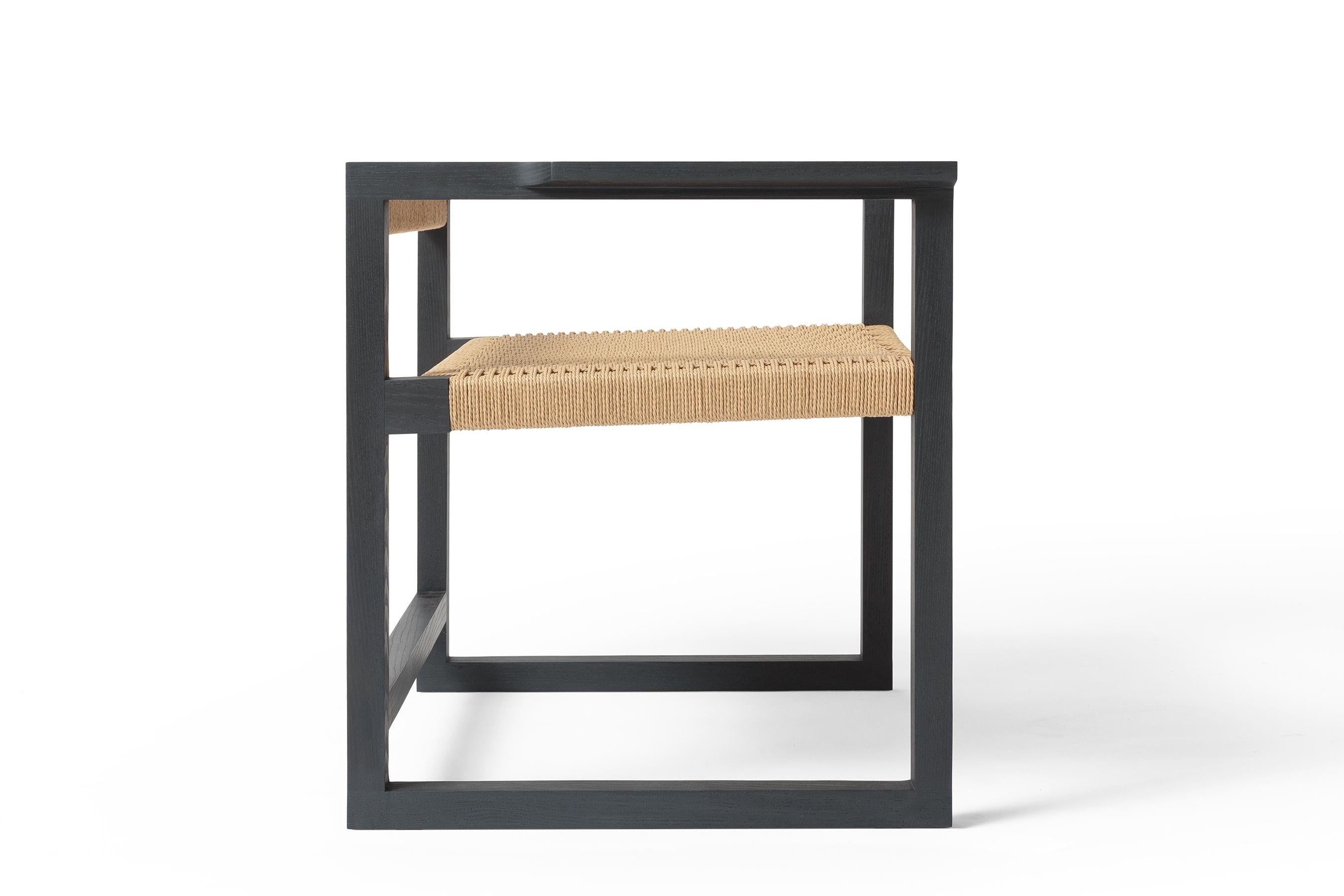 Der Canva-Stuhl mit seinen freiliegenden Tischlerarbeiten und einer Mischung aus harten und weichen Linien zeigt die Liebe zum MATERIAL und zur Handwerkskunst, die mit einem herzlichen Empfang verbunden sind. Der Canva Chair besteht aus einem