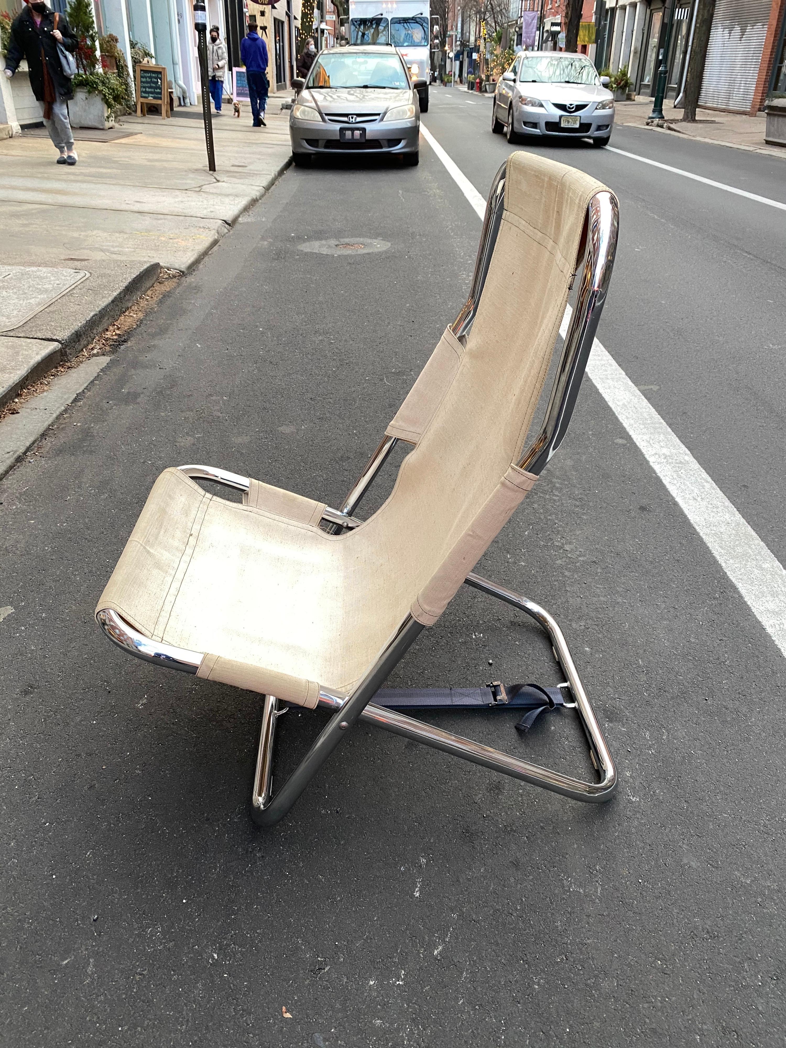 Canvas and Chrome Folding Lounge Chair In Good Condition In Philadelphia, PA