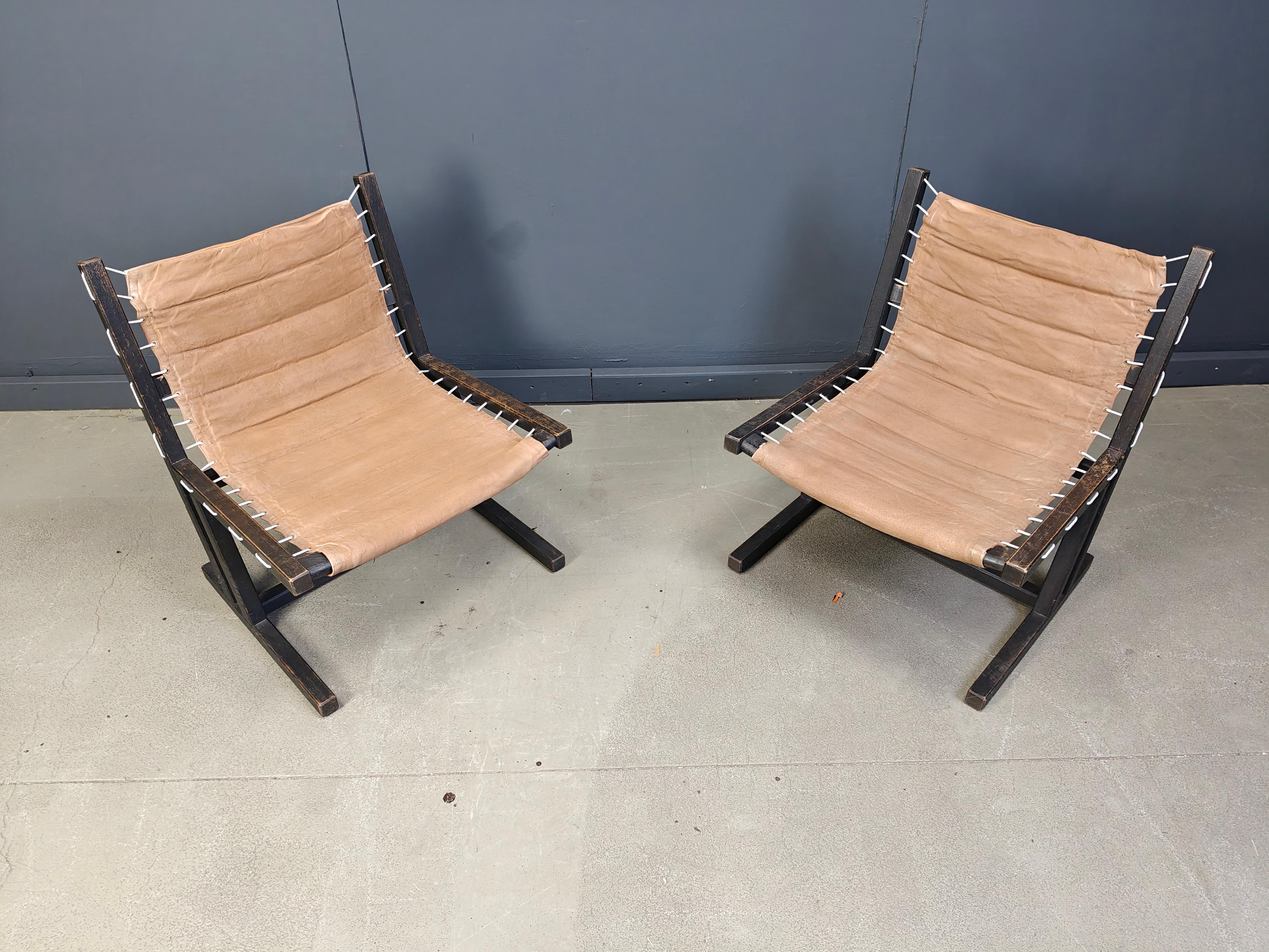 Seventies canvas and ebonized wooden safari lounge chairs by Casala.

Cool design, light frames which can be used anywhere, as a side chair in a room or as a pair of loungers in your living room.

the black and brown tones combine easily into most