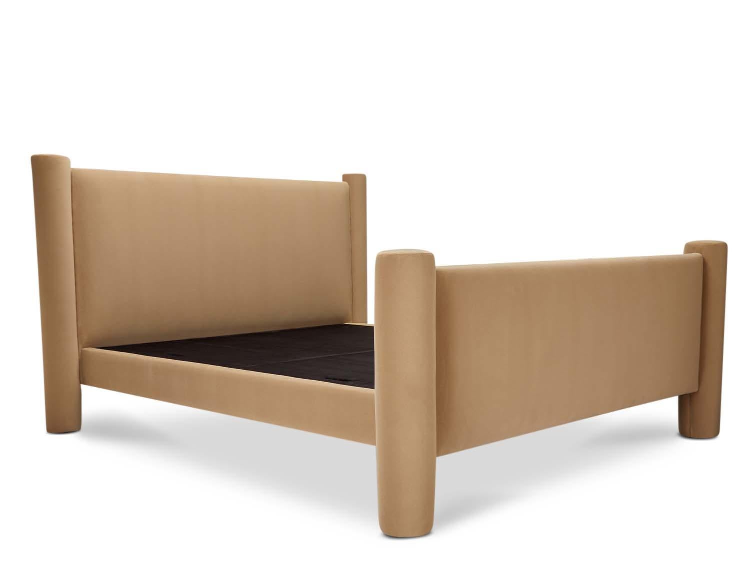 Il letto Canyon è un letto completamente imbottito con semplici gambe rotonde sulla pediera e mezze rotonde sulla testata.

La collezione Lawson-Fenning è progettata e realizzata a mano a Los Angeles, in California. Contatta per scoprire quali sono