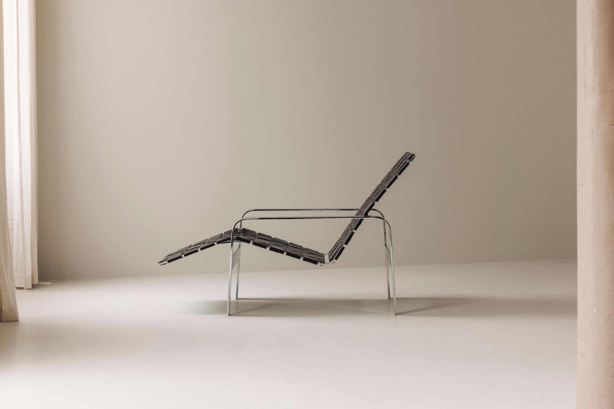 A refined blend of Bauhaus inspiration and American sophistication, the ‘Canyon’ lounge chair by Ralph Lauren offers a striking presence through its elegant geometry and luxurious materials. The chair features a sleek, polished steel frame that