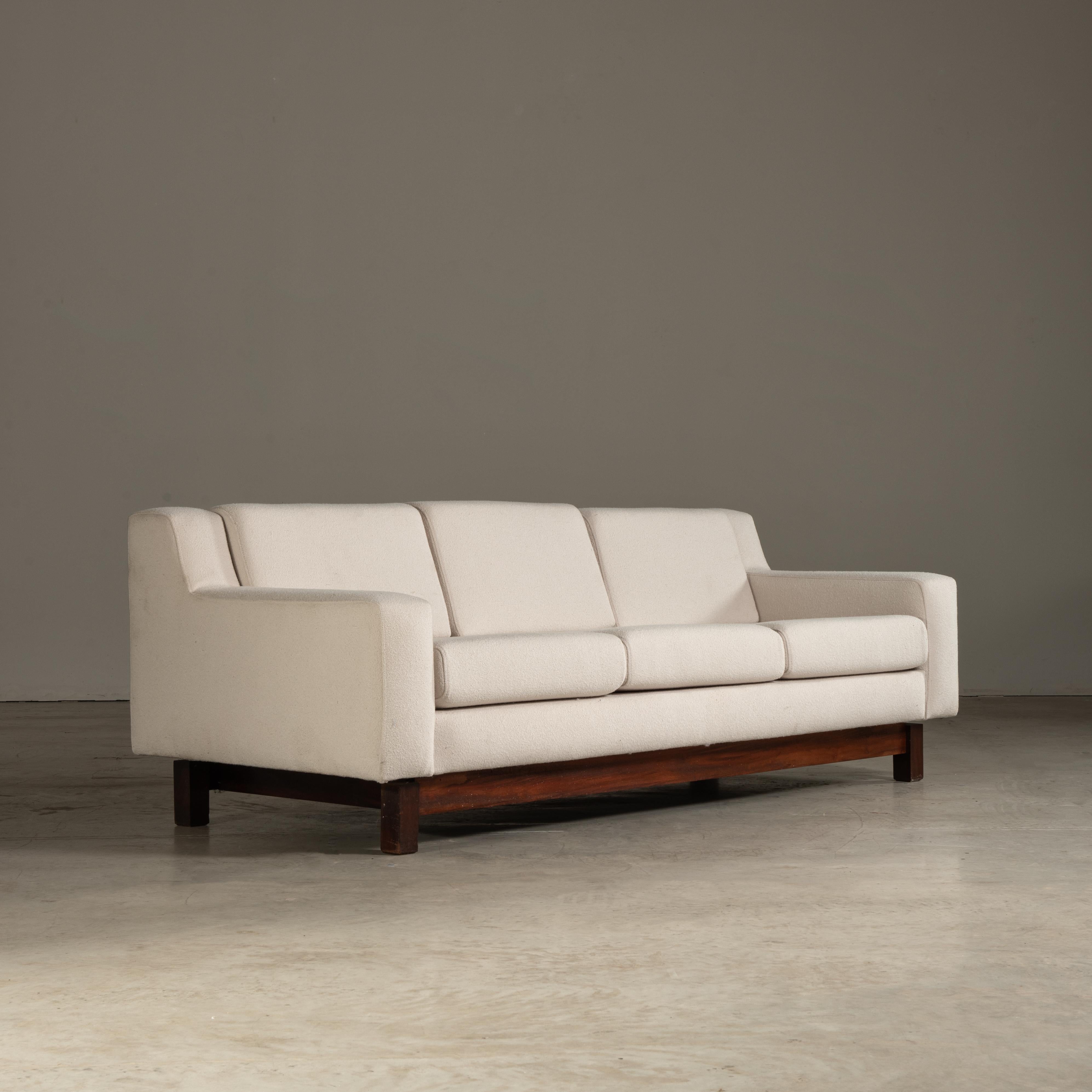 Dieses von Sérgio Rodrigues entworfene Sofa ist ein exquisites Möbelstück der Moderne aus der Mitte des Jahrhunderts, das den unverwechselbaren Charakter des brasilianischen Designs verkörpert. Das aus robustem Tropenholz gefertigte Möbelstück ist
