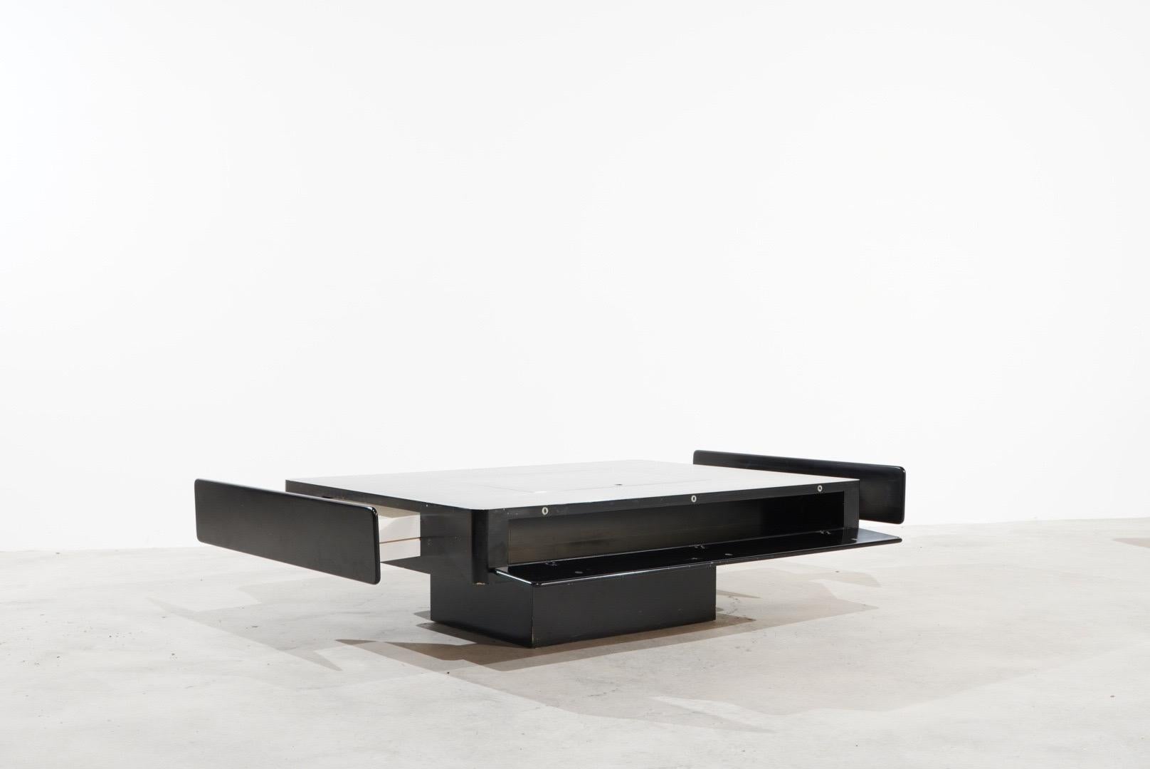 Beautiful Coffee Table by the famous italian Designer Vico Magistretti called ,,Caori“ , manufactured by Gavina in the 1960s. The coffee table is made of lacquered wood. The top is in satin-finished stainless steel and has a central opening with a