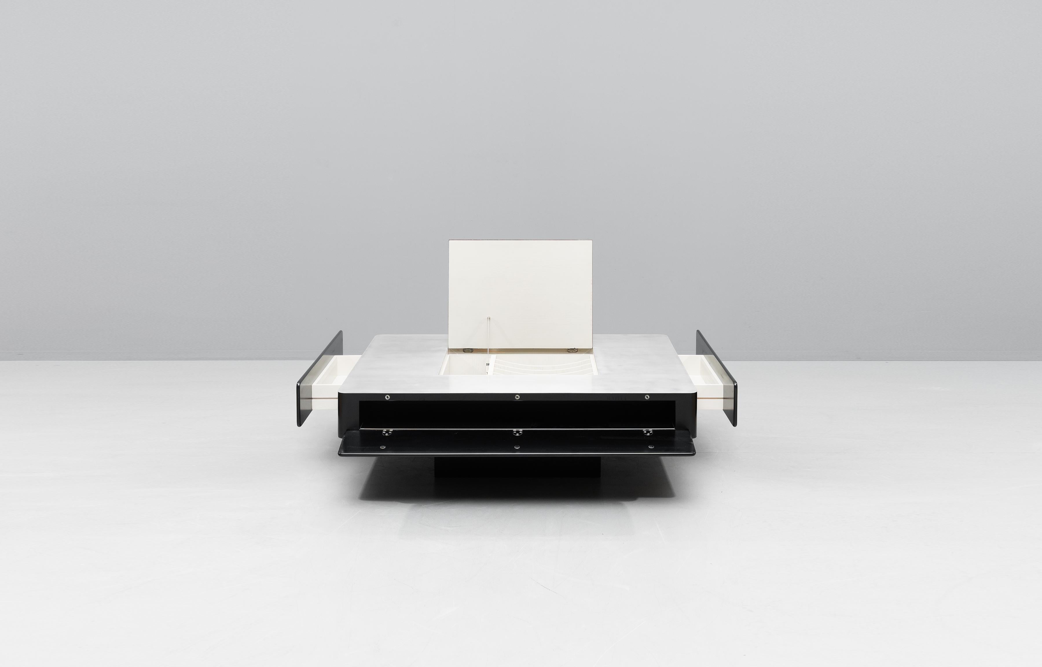 Bellissimo tavolino del famoso designer italiano Vico Magistretti chiamato 