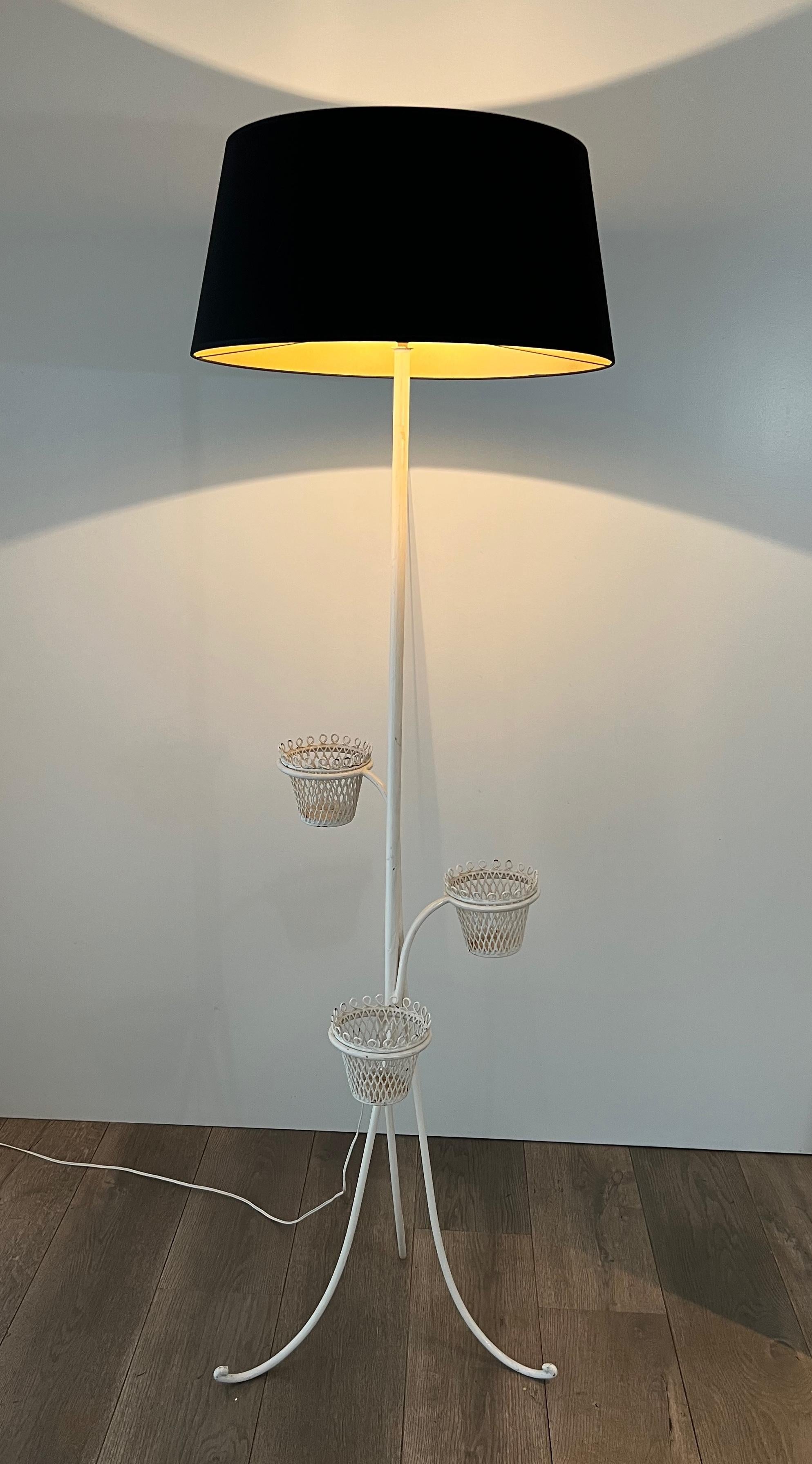 Questa simpatica e rara lampada da terra porta piante è realizzata in ferro laccato bianco con portavasi rimovibili. Si tratta di un pezzo della Collection S di Mathieu Matégot, famoso designer francese. Circa 1950