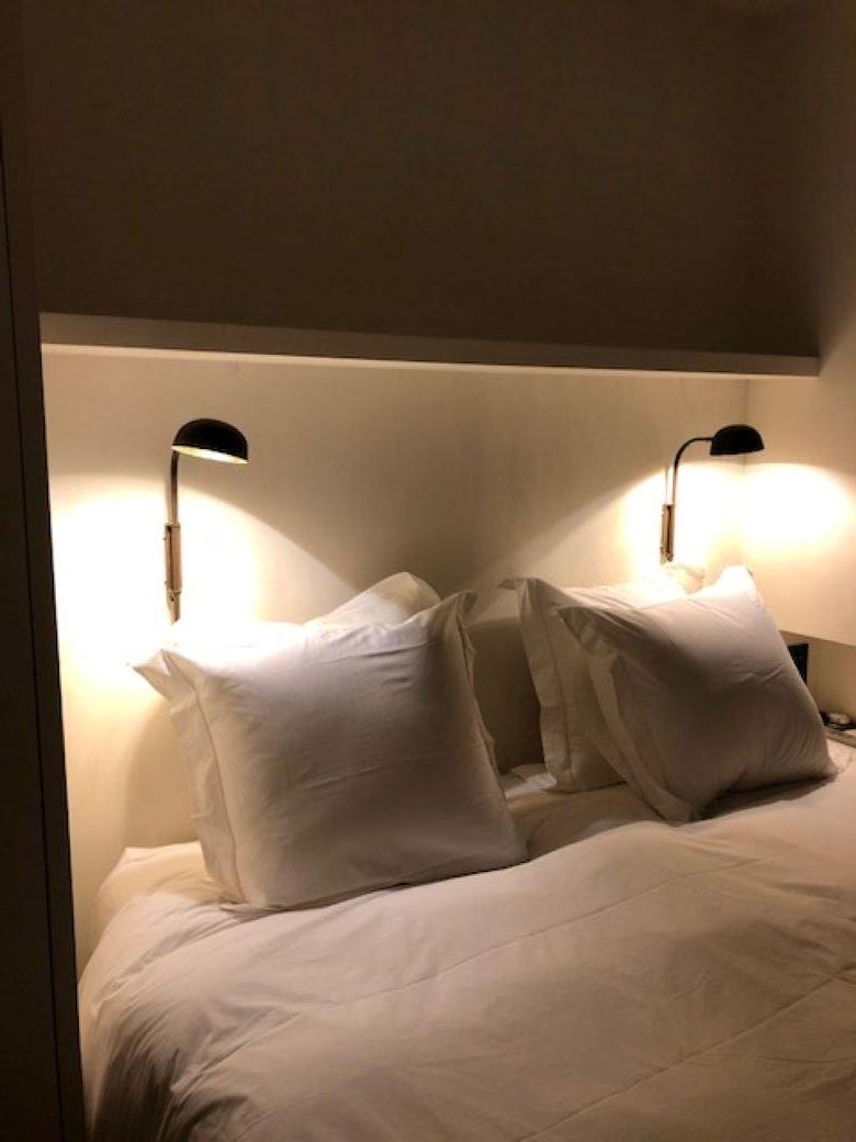 Moderne Applique à chapeau laiton noir LED en vente