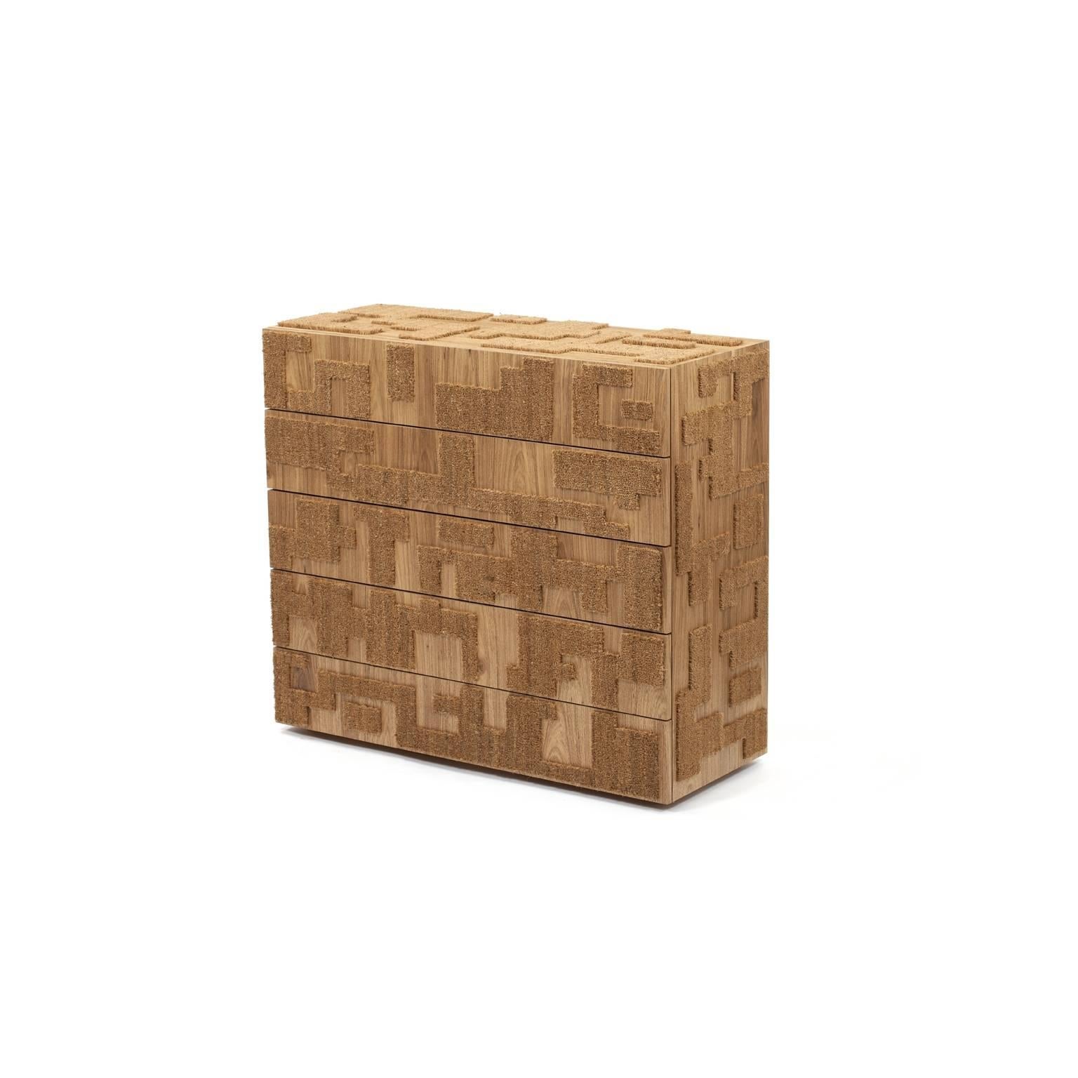 This wooden contemporary chest of drawers is finished with Louro Freijó veneer and coconut fiber mat.
This piece is the result of artisanal production process, which makes it extremely unique. Therefore, any irregularities should not be considered