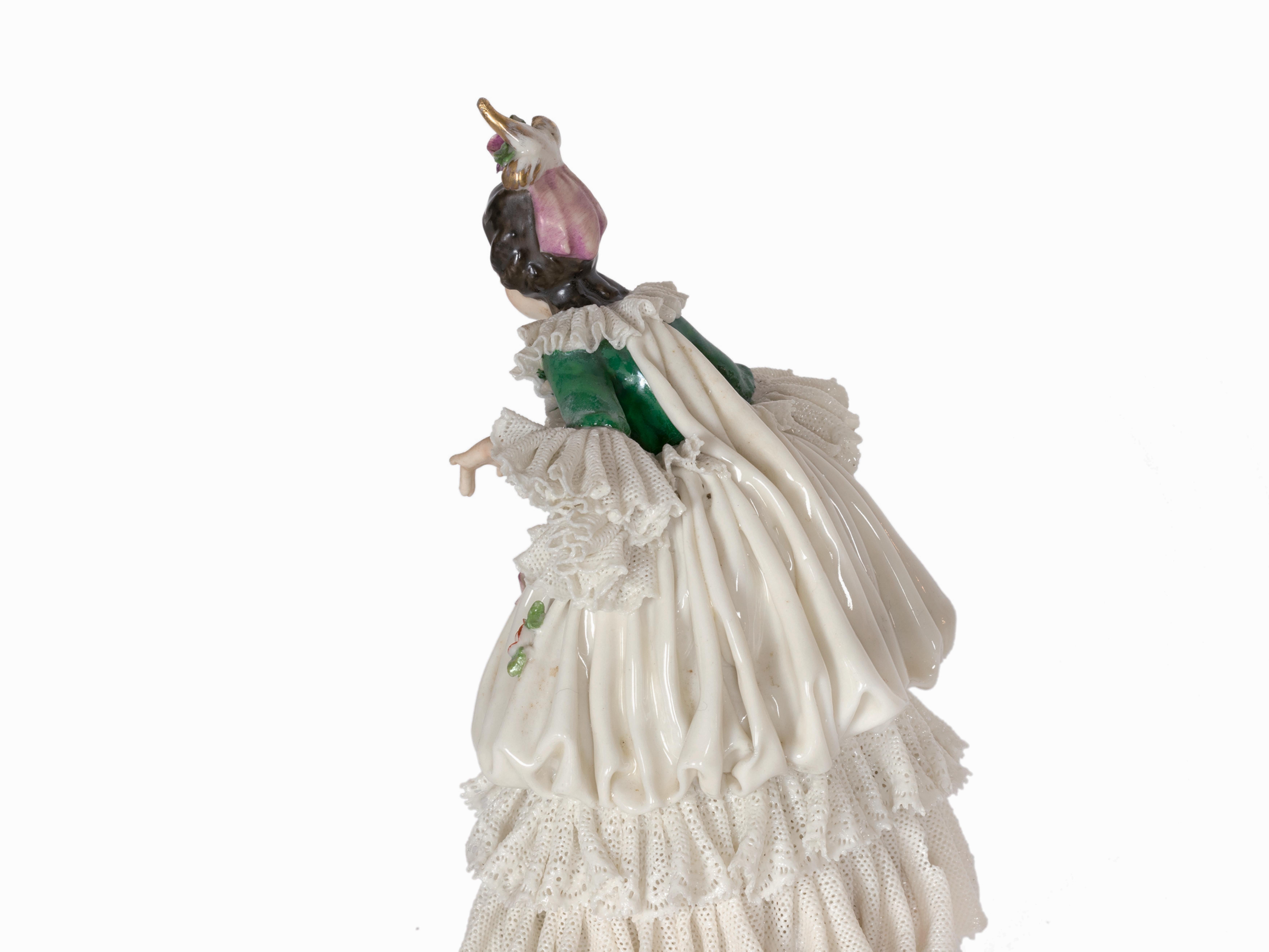 Capadimonte Porcelain Figure, Lady With Roses, 20th Century In Fair Condition For Sale In Lisbon, PT