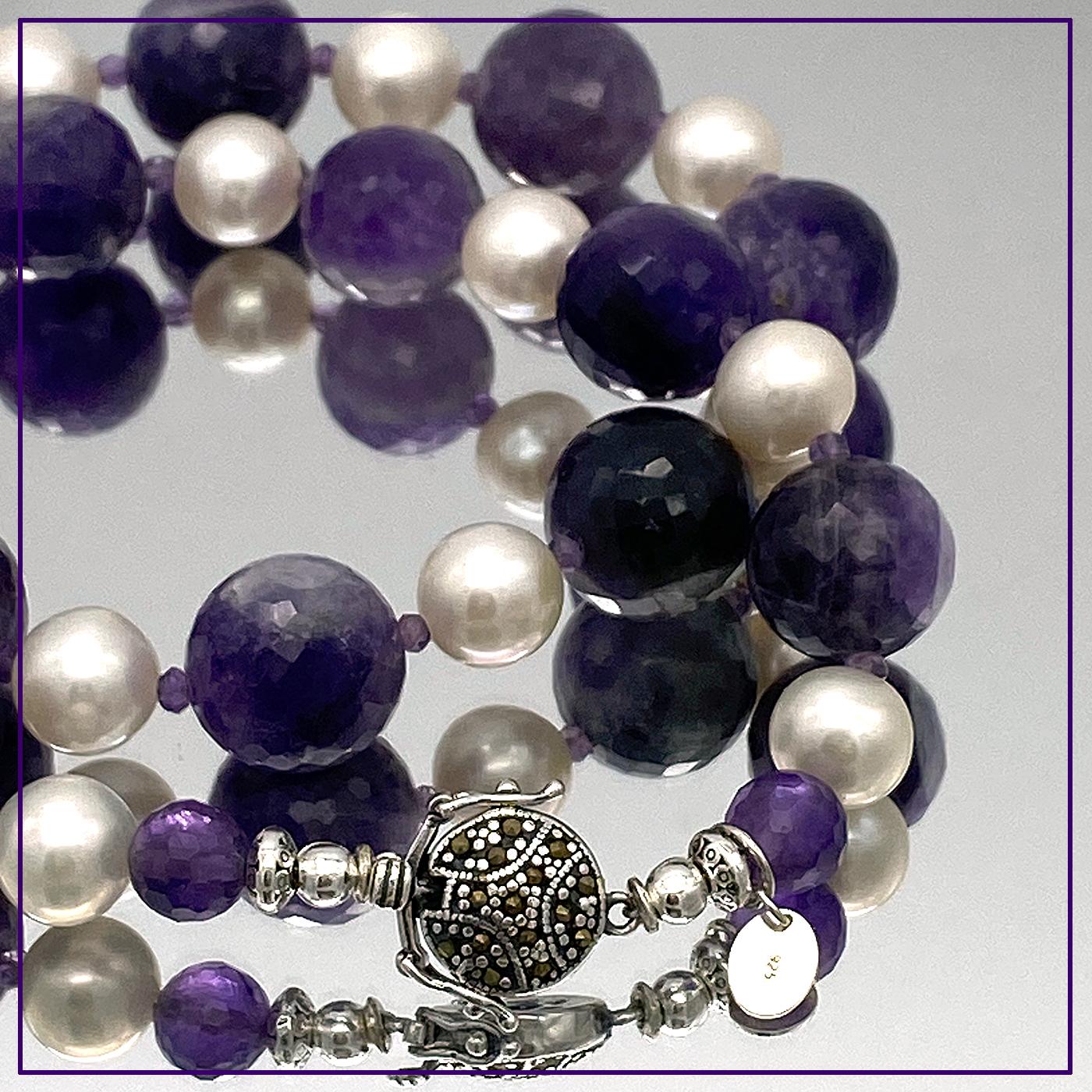 Si tratta di una collana di *ametista del Capo e perle naturali. L'abbiamo creato con sfaccettature fino a 14,5 mm.  ametiste Cape rotonde e scintillanti e perle naturali rotonde di 10 mm. Ha anche delle micro ametiste sfaccettate come