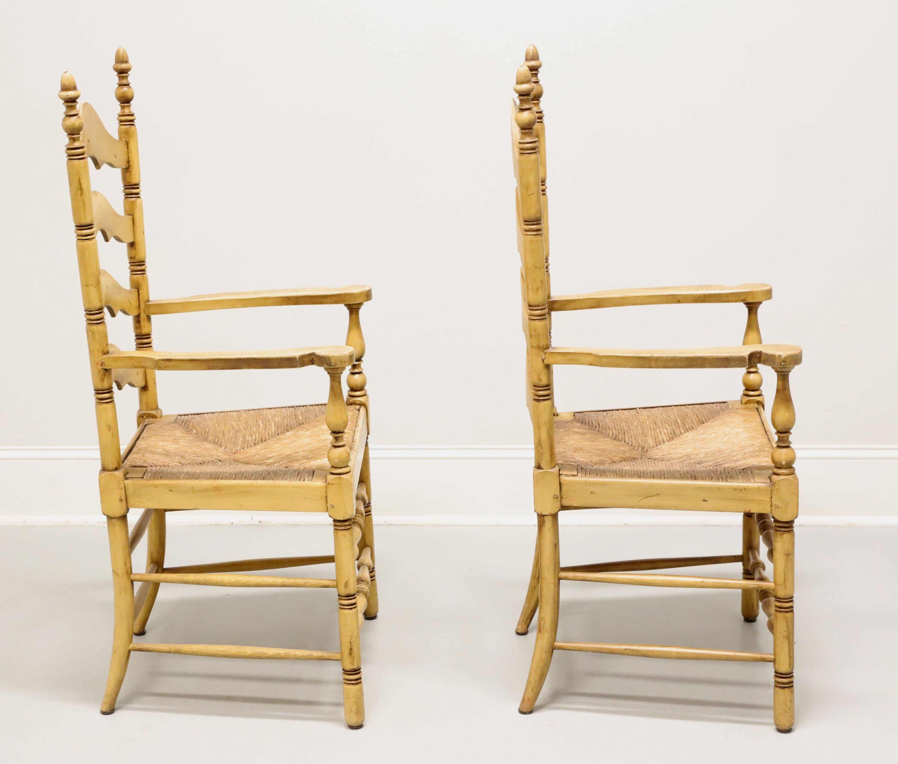 CAPE ANN CHAIRS Esszimmerstühle aus Ahornholz mit Leiterrückenlehne und Binsensitzen – Paar (amerikanisch) im Angebot