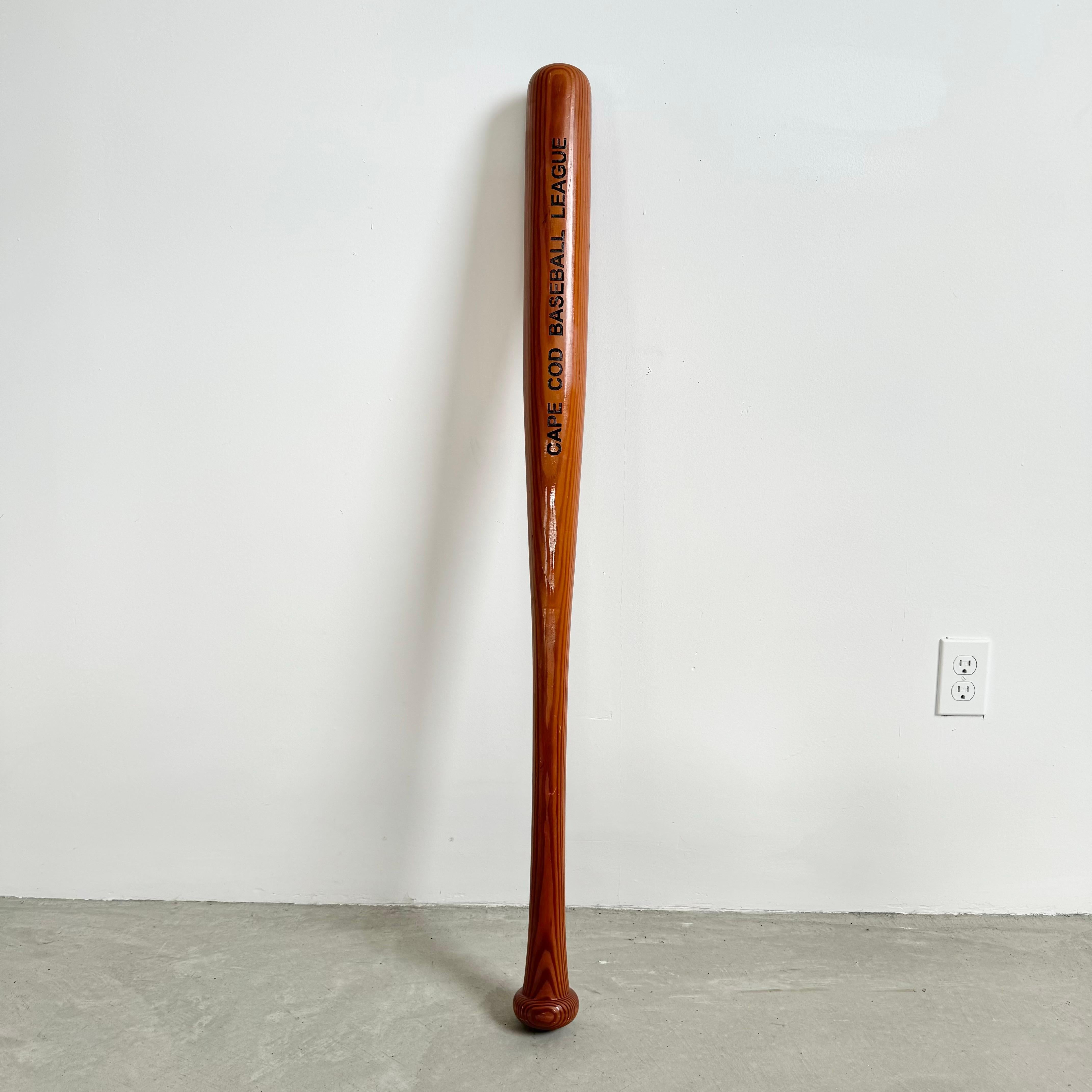 A tutti gli amanti del baseball: questa mazza da baseball in legno massiccio misura oltre 47 pollici ed è in condizioni impeccabili. Un divertente pezzo di pop art e un'ode al New England. 

Il Wood brilla come se fosse nuovo di zecca. Pesante e ben
