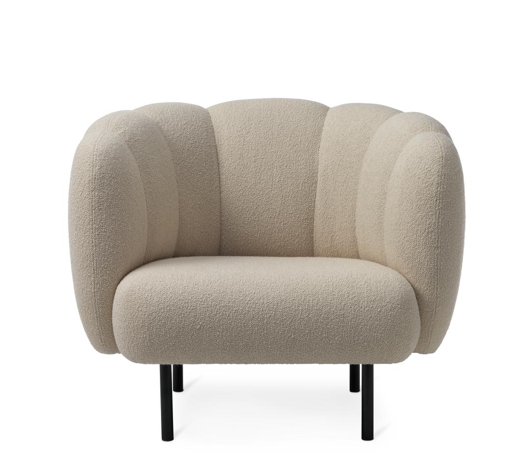 Cape lounge chair mit stitching sand von Warm Nordic
Abmessungen: T95 x B84 x H 80 cm
MATERIAL: Textilpolsterung, Holzrahmen, pulverbeschichtete schwarze Stahlbeine
Gewicht: 36,5 kg
Auch in verschiedenen Farben und Ausführungen erhältlich. 

Ein