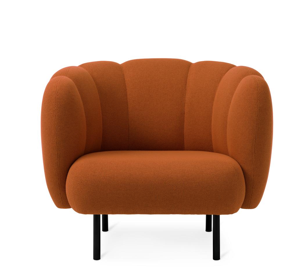 Cape Lounge Sessel mit Nähten Terracotta von Warm Nordic
Abmessungen: T95 x B84 x H 80 cm
MATERIAL: Textilpolsterung, Holzrahmen, pulverbeschichtete schwarze Stahlbeine
Gewicht: 36,5 kg
Auch in verschiedenen Farben und Ausführungen erhältlich. 

Ein
