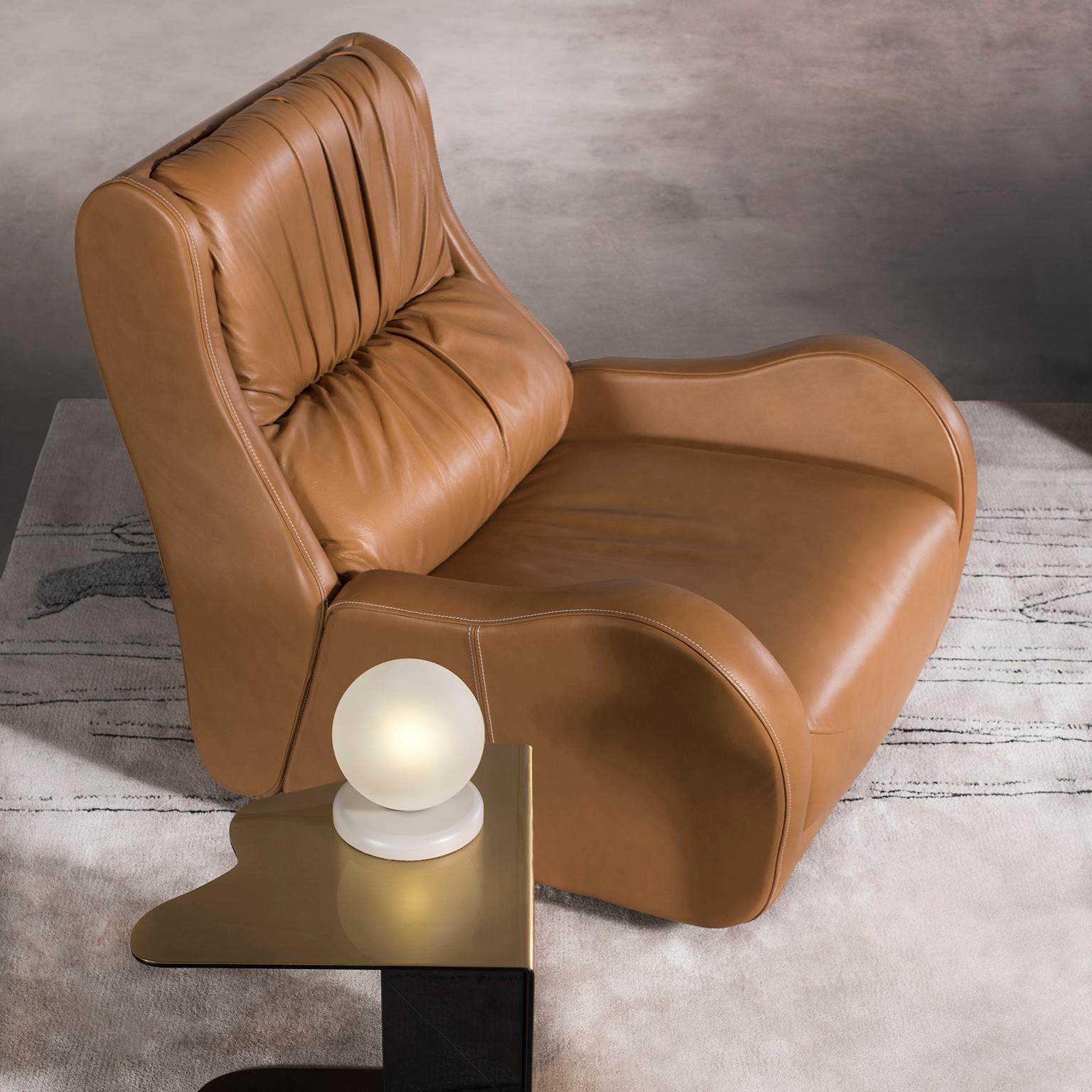 Moderne Fauteuil de salon moderne Capelinhos, pivotant, cuir, fait à la main au Portugal par Greenapple en vente