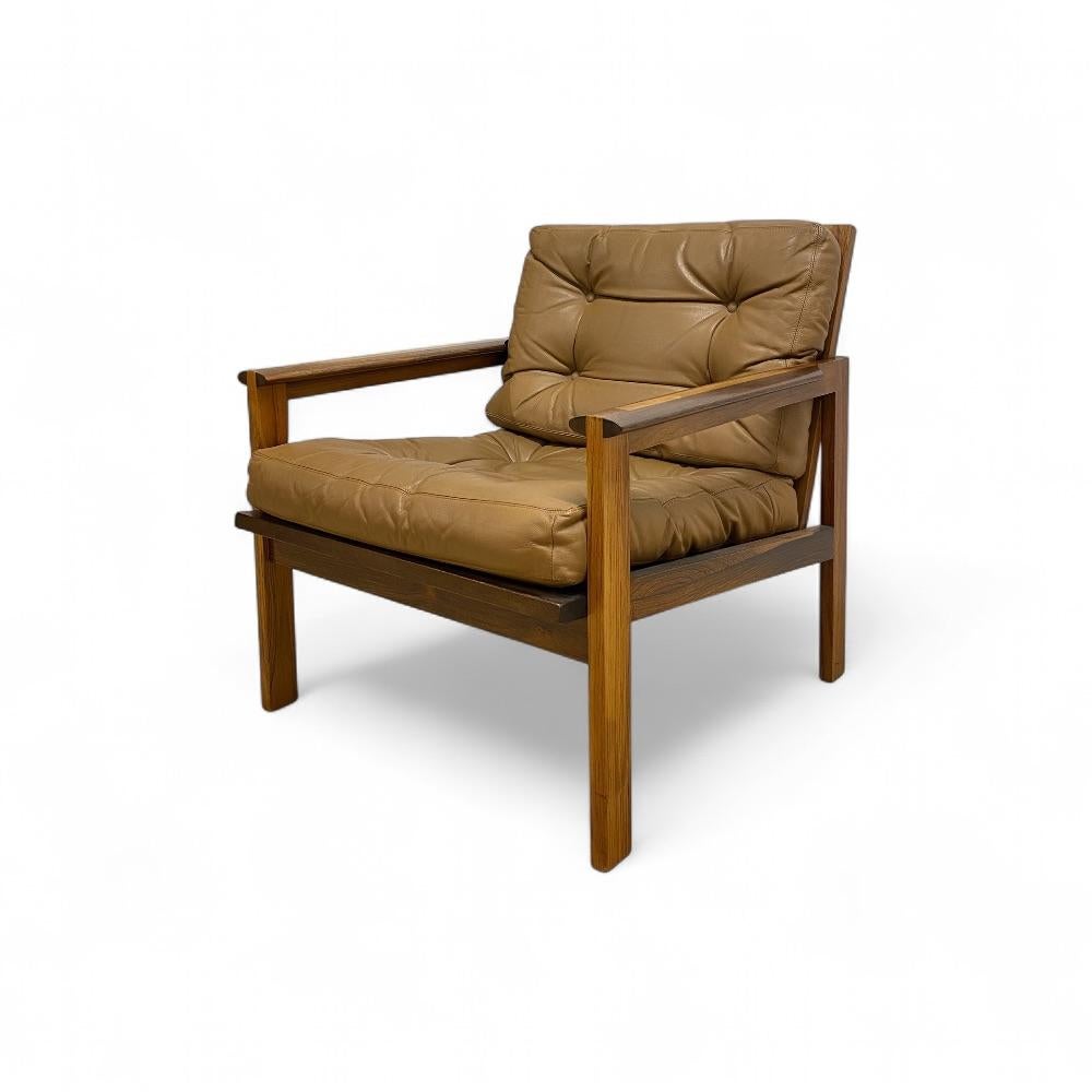 Magnificent “Capella” armchair designed by Danish designer Illum Wikkelsø. With its refined proportions, its elegance is beautifully highlighted by the combination of solid rosewood and brown leather cushions. The clean lines emphasize the warmth