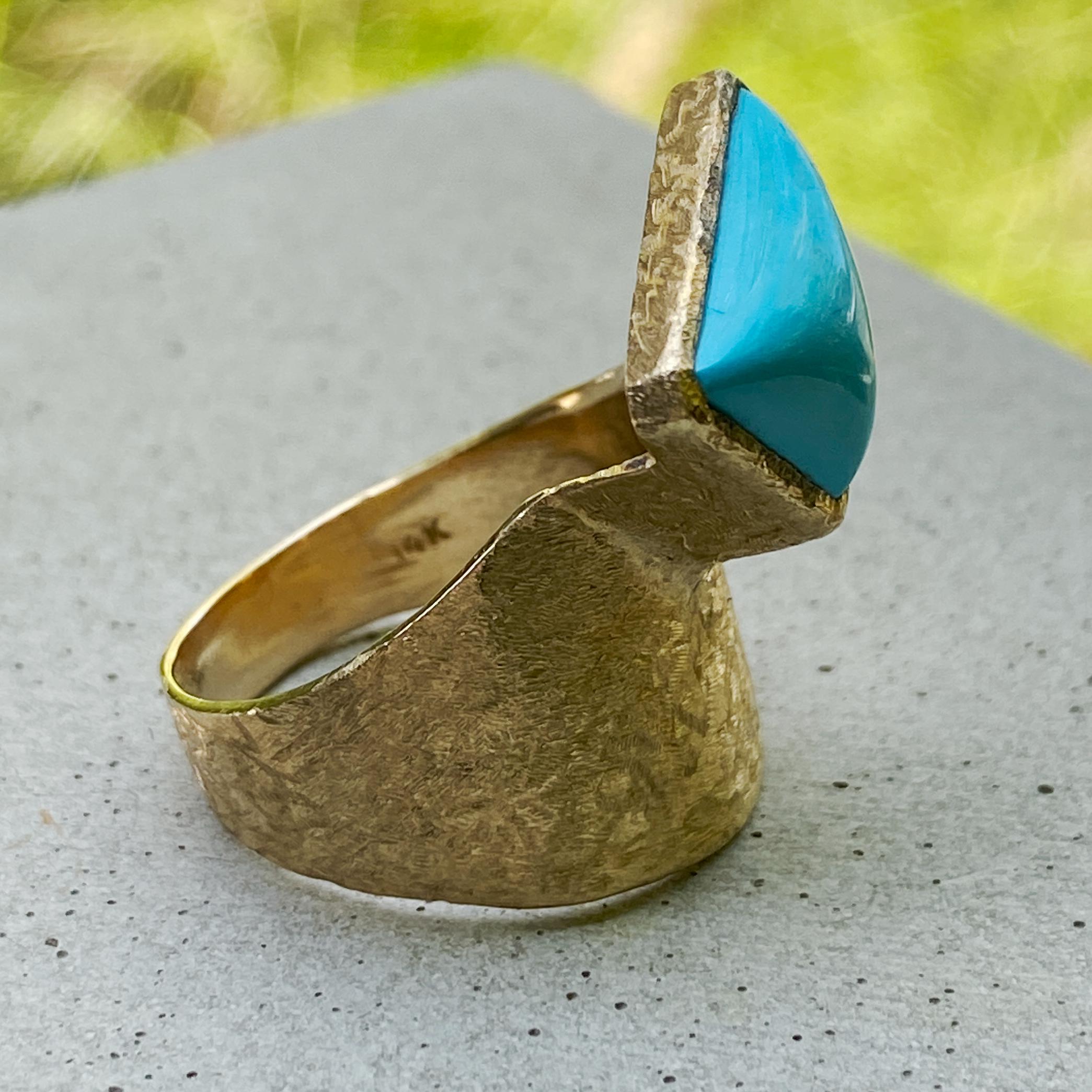 Ring „Capella“ aus strukturiertem Gelbgold mit Türkis „Sleeping Beauty“ (Modernistisch) im Angebot