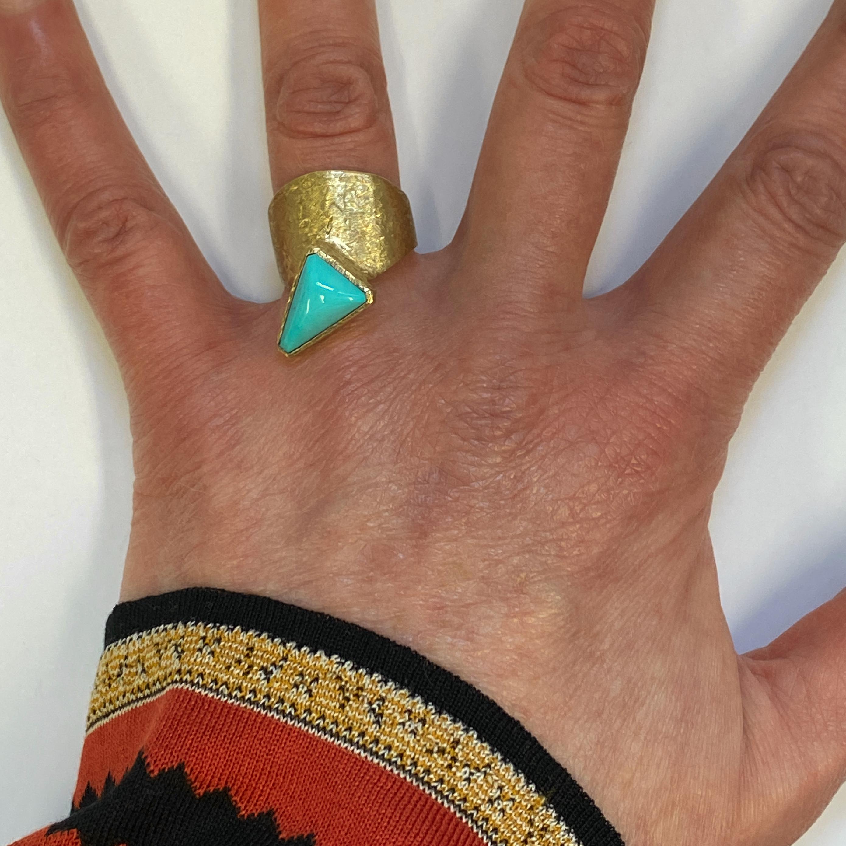 Ring „Capella“ aus strukturiertem Gelbgold mit Türkis „Sleeping Beauty“ für Damen oder Herren im Angebot