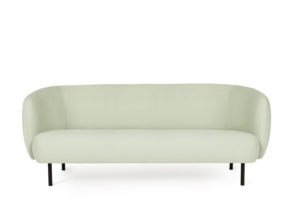 Caper 3 Seater - Gris menthe par Warm Nordic
Dimensions : D206 x L84 x H 63 cm
Matériau : Tissu d'ameublement, cadre en bois, pieds en acier noir revêtu de poudre.
Poids : 55,5 kg
Également disponible en différentes couleurs et finitions. 

Un