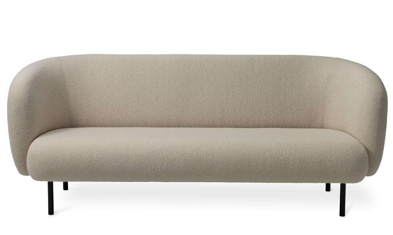 Caper 3-sitzer Sand von Warm Nordic
Abmessungen: T206 x B84 x H 63 cm
MATERIAL: Textilpolsterung, Holzrahmen, pulverbeschichtete schwarze Stahlbeine.
Gewicht: 55,5 kg
Auch in verschiedenen Farben und Ausführungen erhältlich. 

Ein elegantes Sofa mit