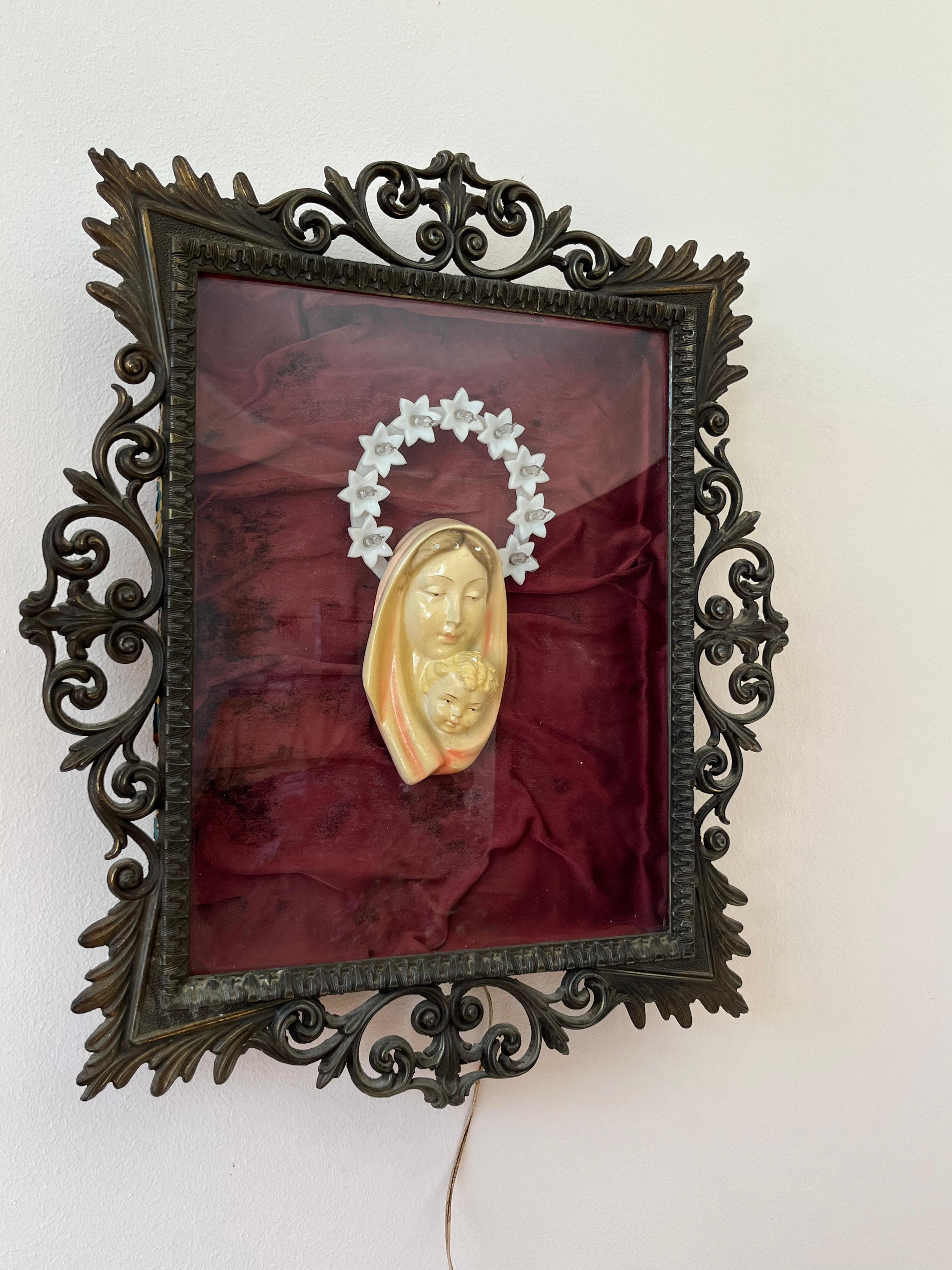 Bedside of the Madonna with Child, found in a noble apartment.
The Madonna has an electric star star that lights up. The frame is made of bronze.
Protective glass. Good conditions.
Intact and functioning.