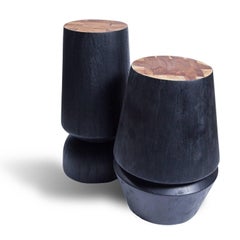 Tavolino tornito Capirucho, Conacaste spazzolato con finitura ebanizzata di Labrica