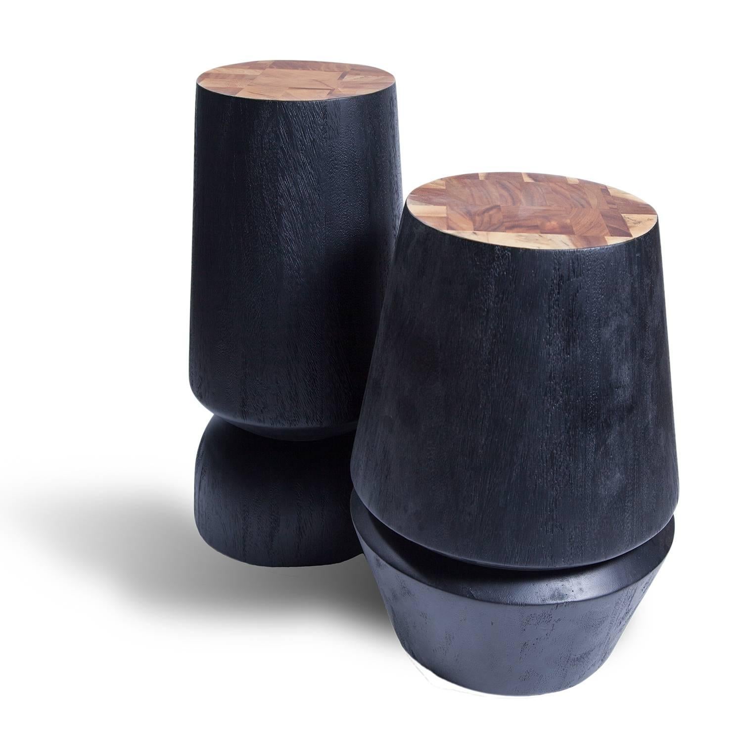 La table d'appoint et le tabouret Capirucho s'inspirent d'un jouet populaire mais simple, apprécié depuis plusieurs générations par les enfants du Guatemala. La pièce a une silhouette ludique tournée en guanacaste, et elle peut être accentuée avec
