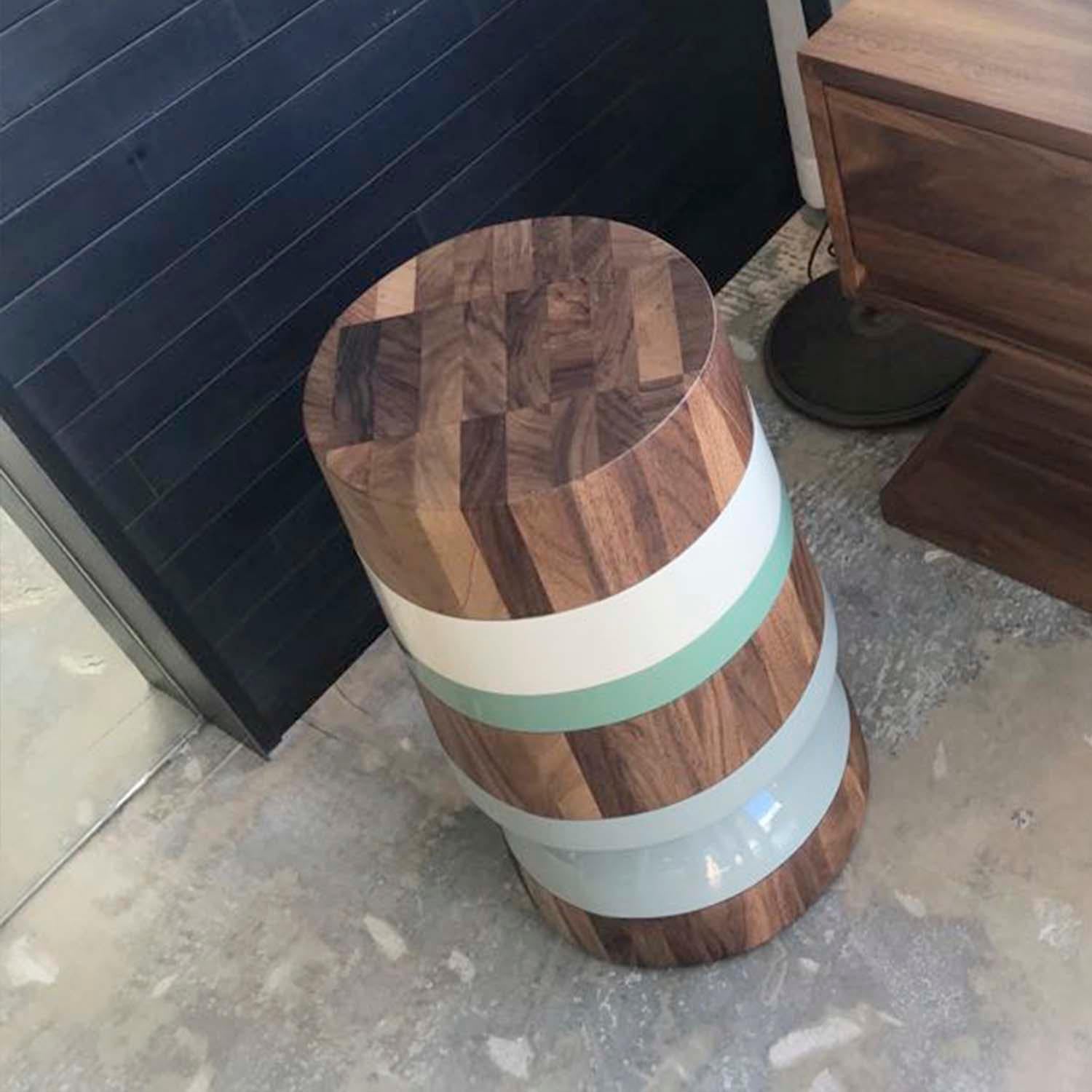 Moderne Table à boissons tournée Capirucho, bois de guanacaste et bandes laquées par Labrica en vente