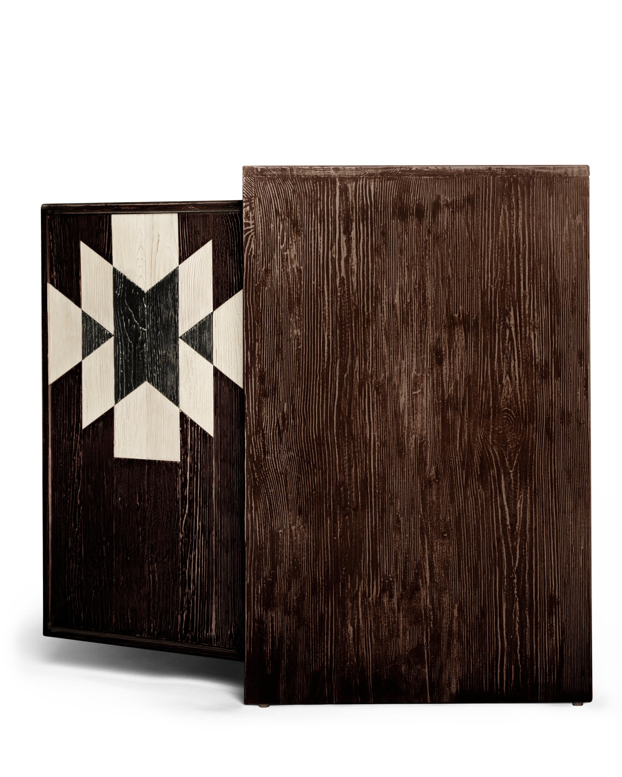 Diese sorgfältig konstruierte Capistrano-Credenza besticht durch ihr einzigartiges, spanisch inspiriertes Design. Durch die Verwendung von feinem, handbemaltem, rustikalem Holz vermittelt die Capistrano-Kollektion ein reichhaltiges und