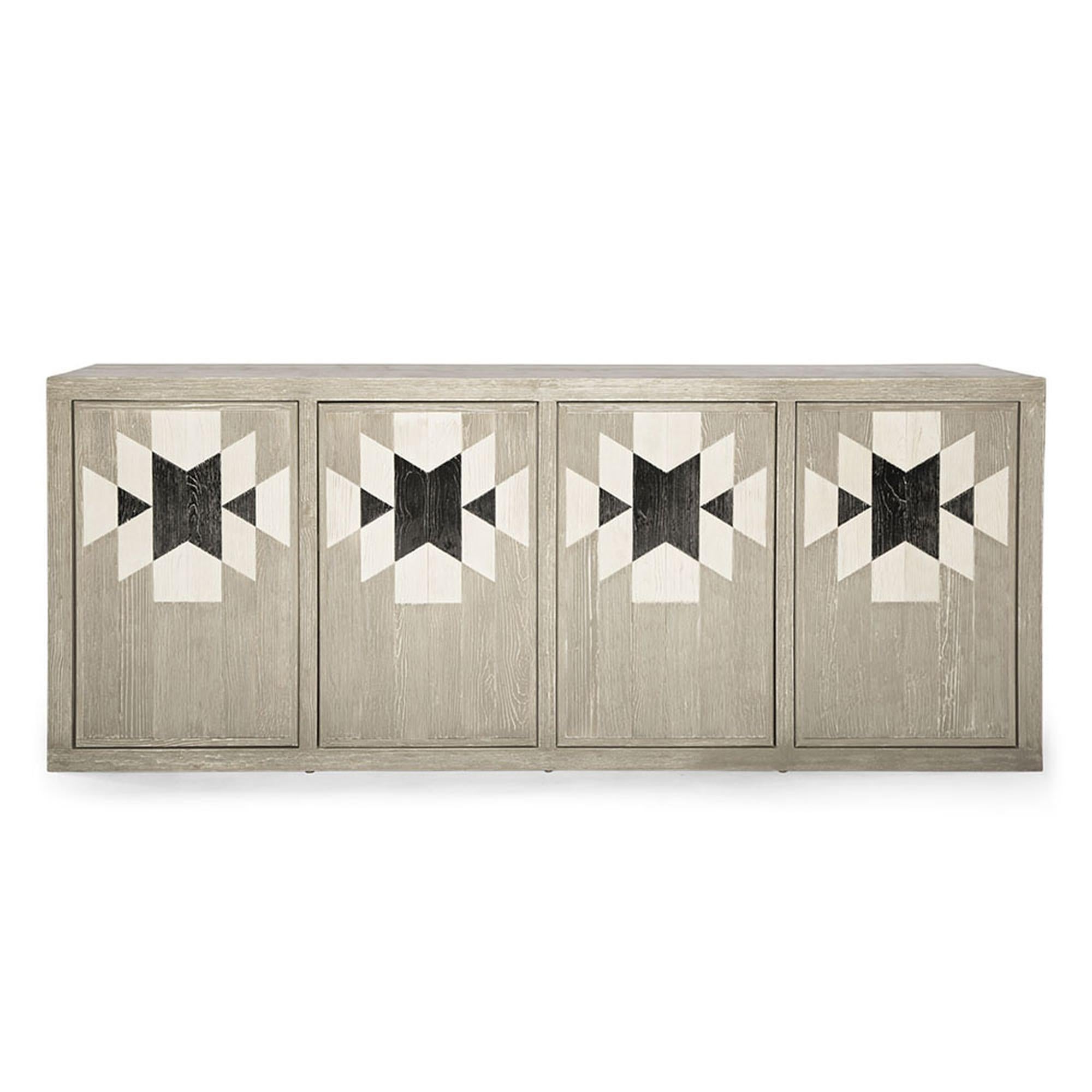 Diese sorgfältig konstruierte Capistrano-Credenza besticht durch ihr einzigartiges, spanisch inspiriertes Design. Durch die Verwendung von feinem, handbemaltem, rustikalem Holz vermittelt die Collection'S Capistrano ein reichhaltiges und