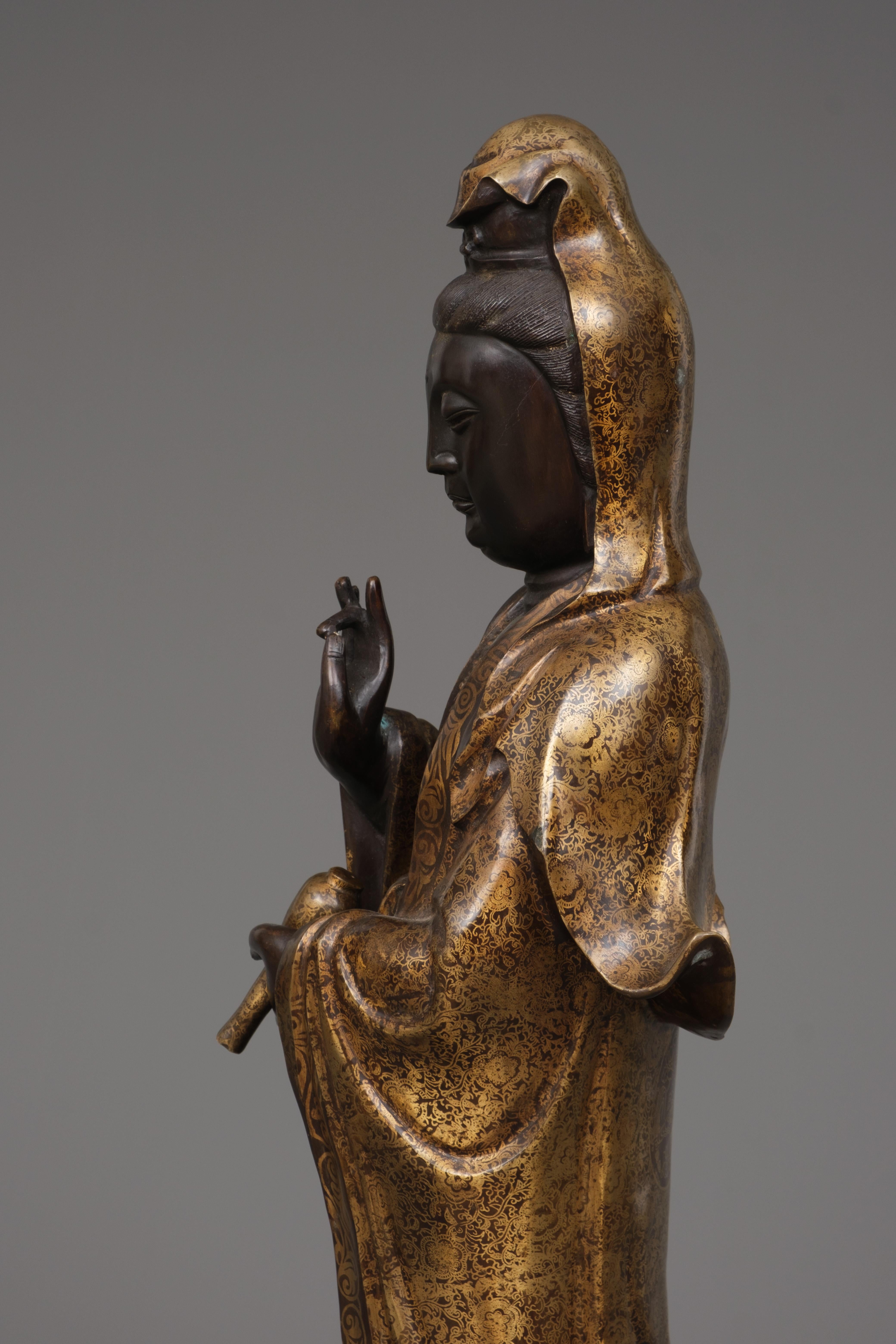 Figure en bronze chinoise d'un bodhisattva Guanyin debout en vente 4