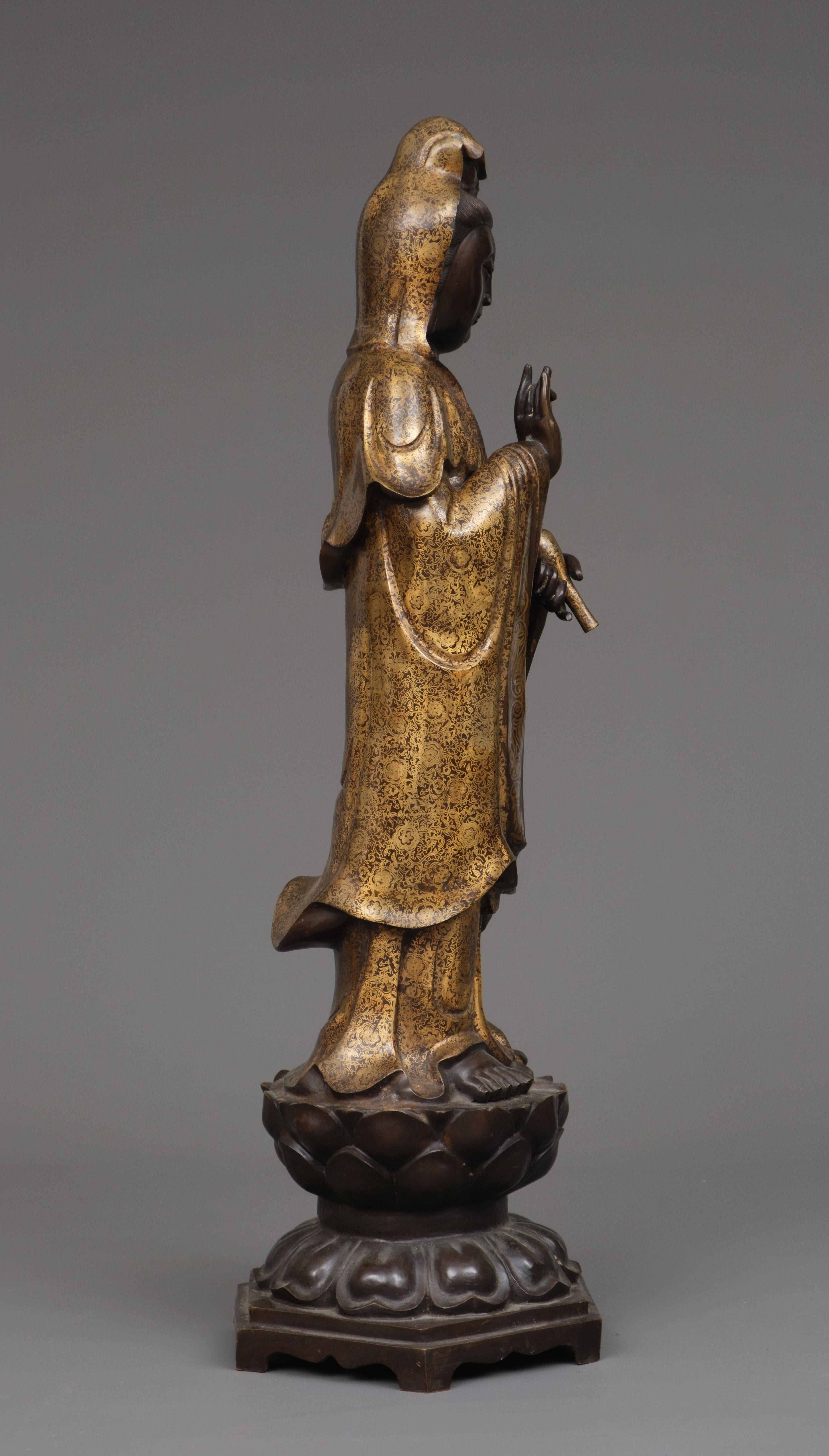 Figure en bronze chinoise d'un bodhisattva Guanyin debout en vente 5