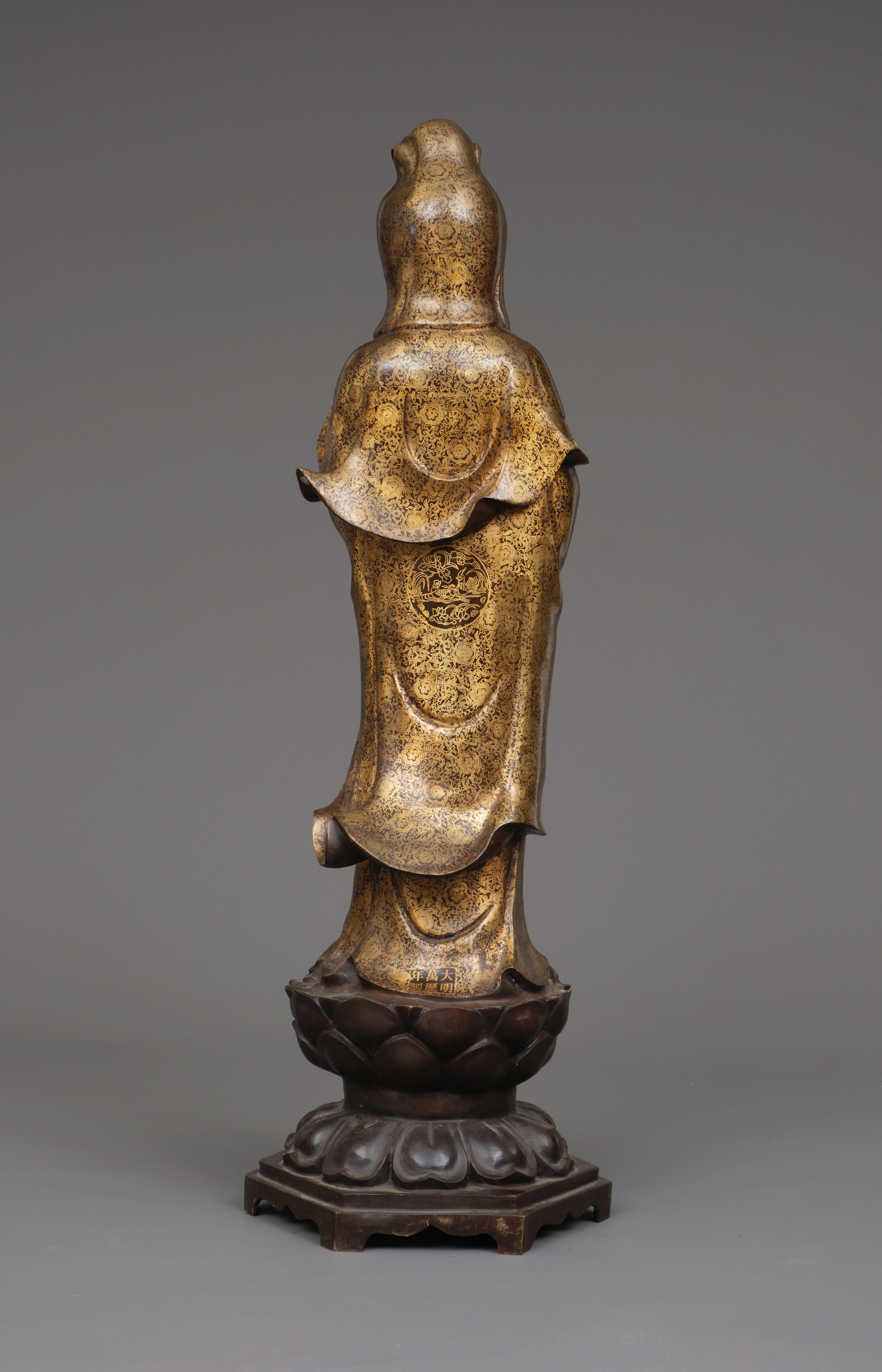 Figure en bronze chinoise d'un bodhisattva Guanyin debout en vente 7