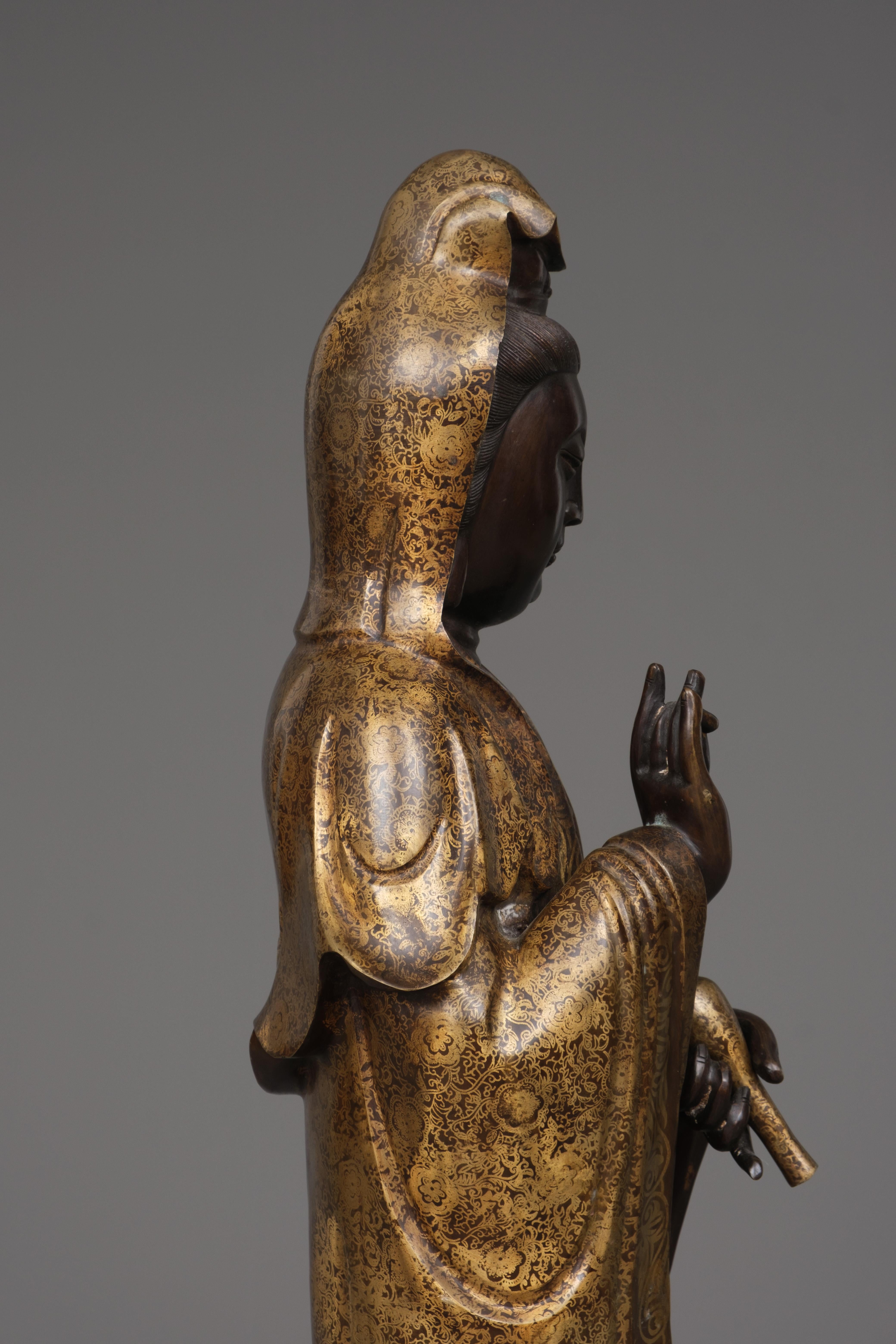 Figure en bronze chinoise d'un bodhisattva Guanyin debout en vente 9