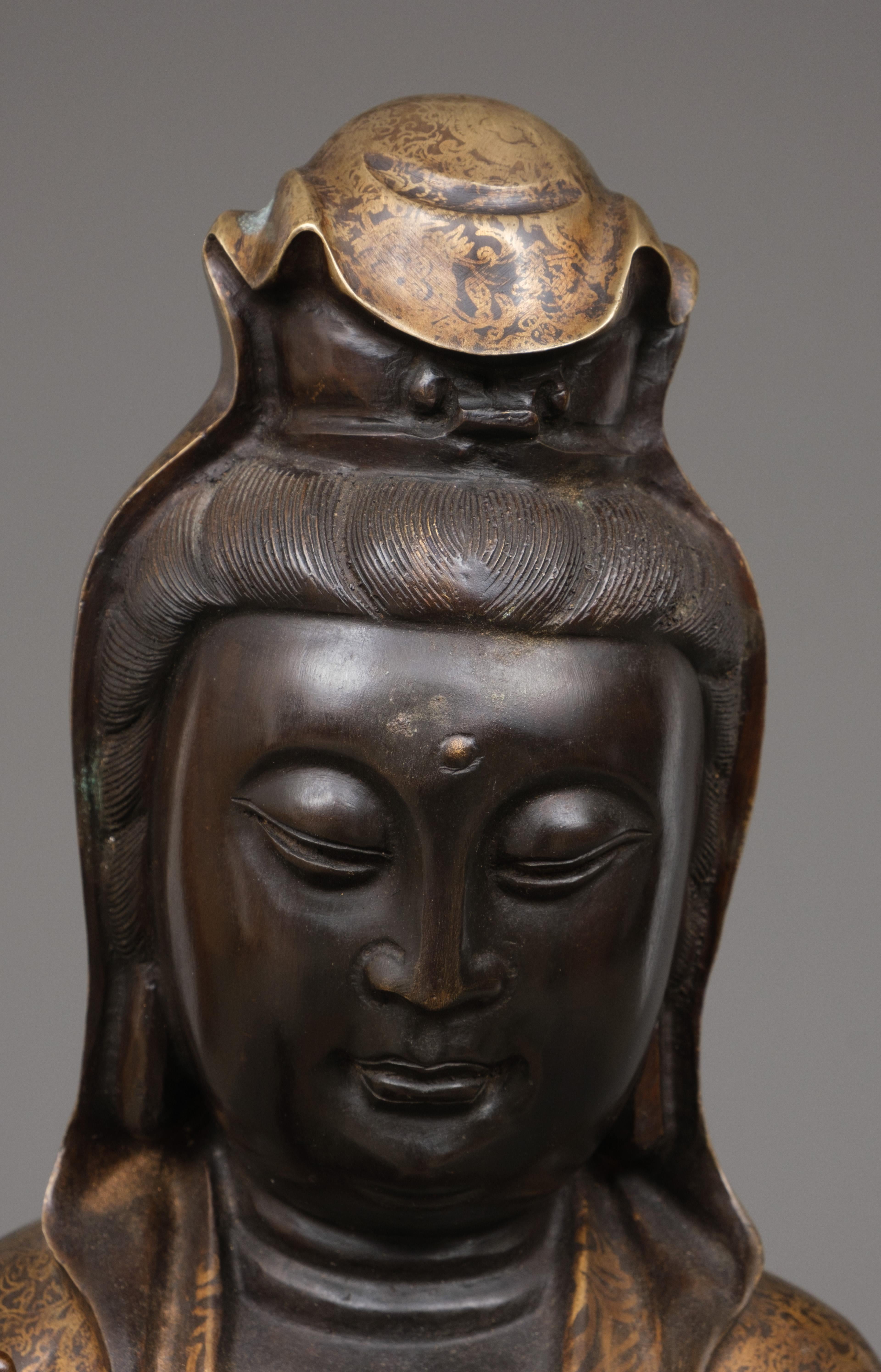 Moulage Figure en bronze chinoise d'un bodhisattva Guanyin debout en vente