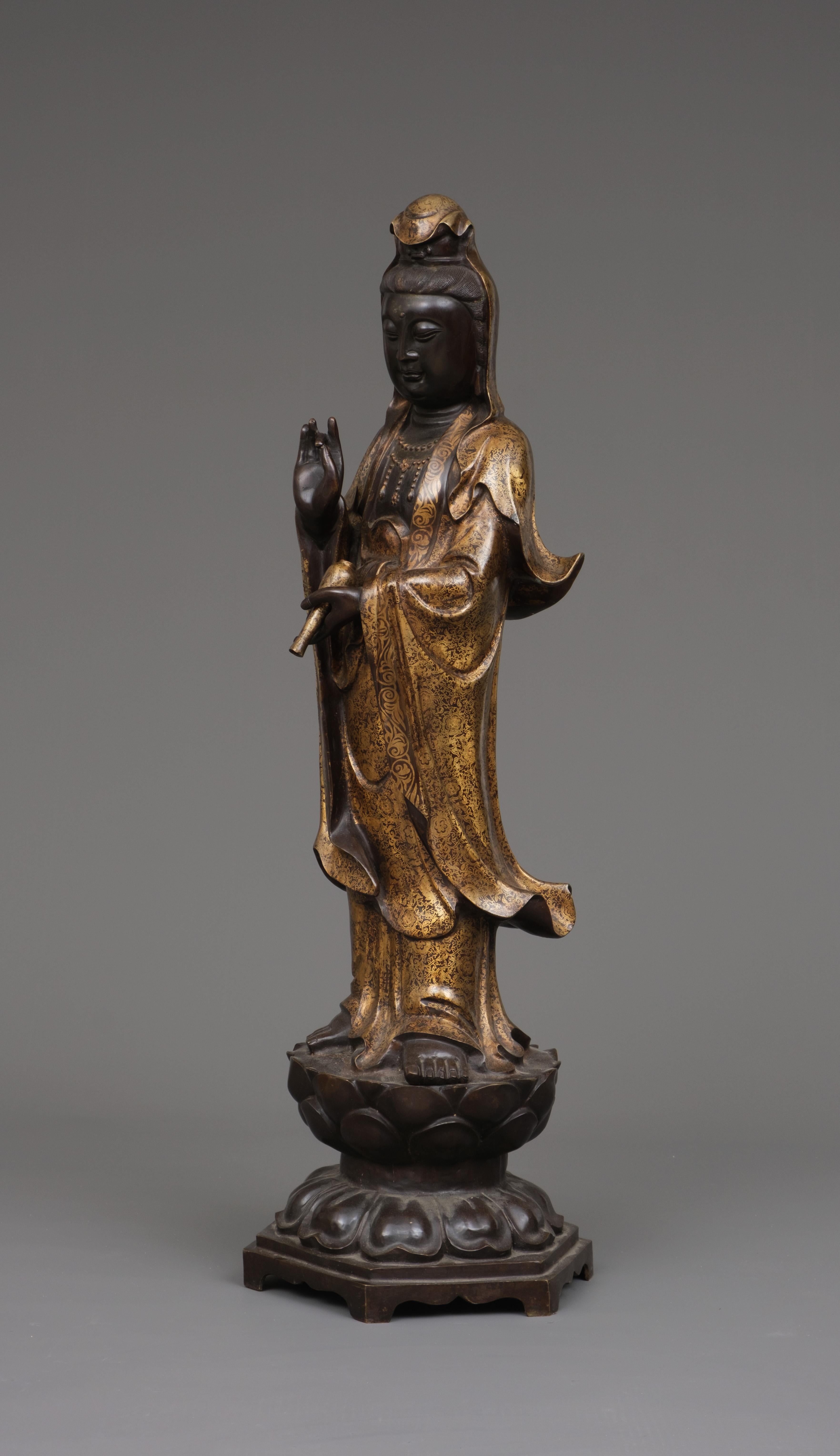 20ième siècle Figure en bronze chinoise d'un bodhisattva Guanyin debout en vente