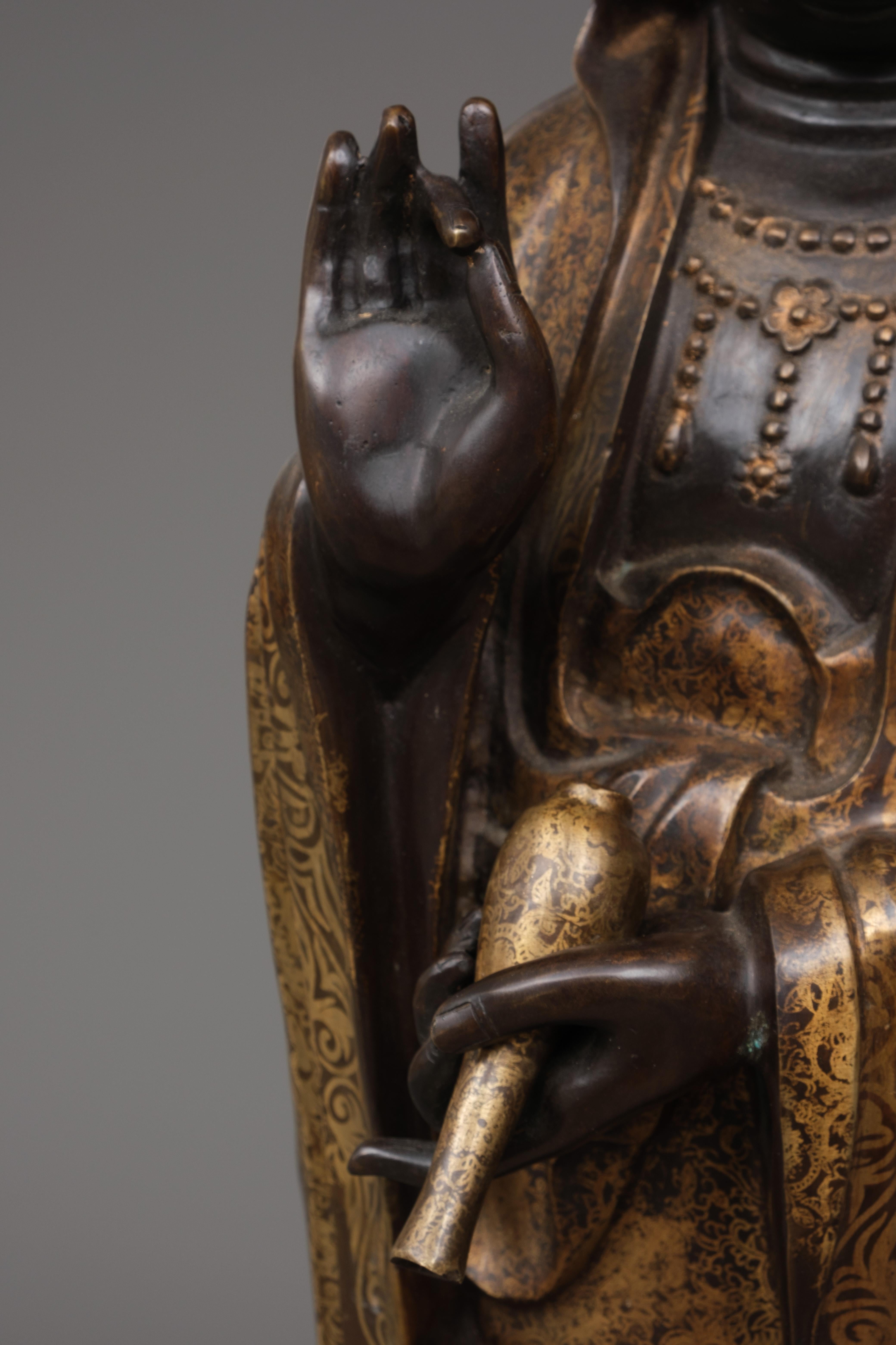 Figure en bronze chinoise d'un bodhisattva Guanyin debout en vente 1