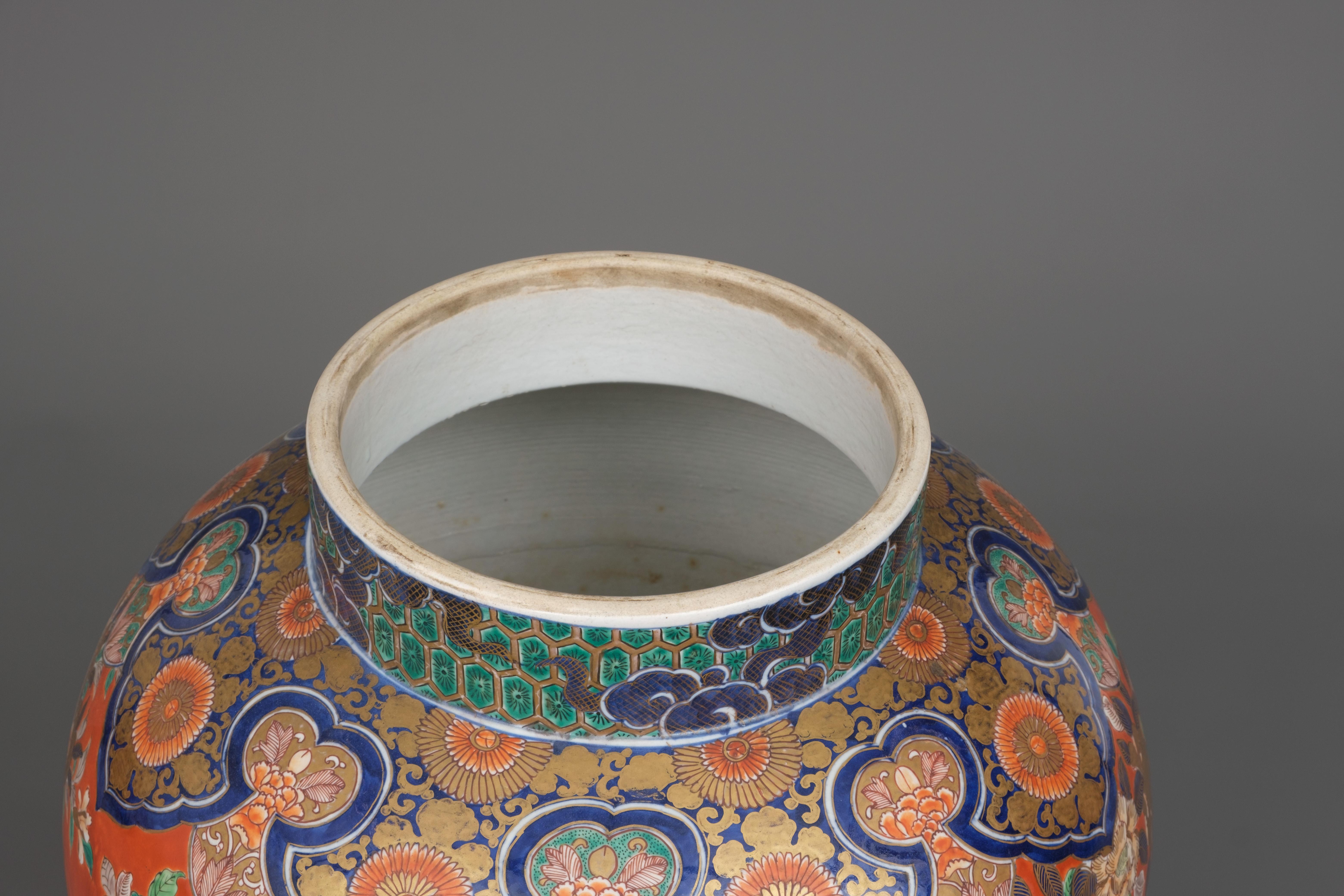 Capital Japanese Imari-verte porcelain vase with bijin 美人 design 10