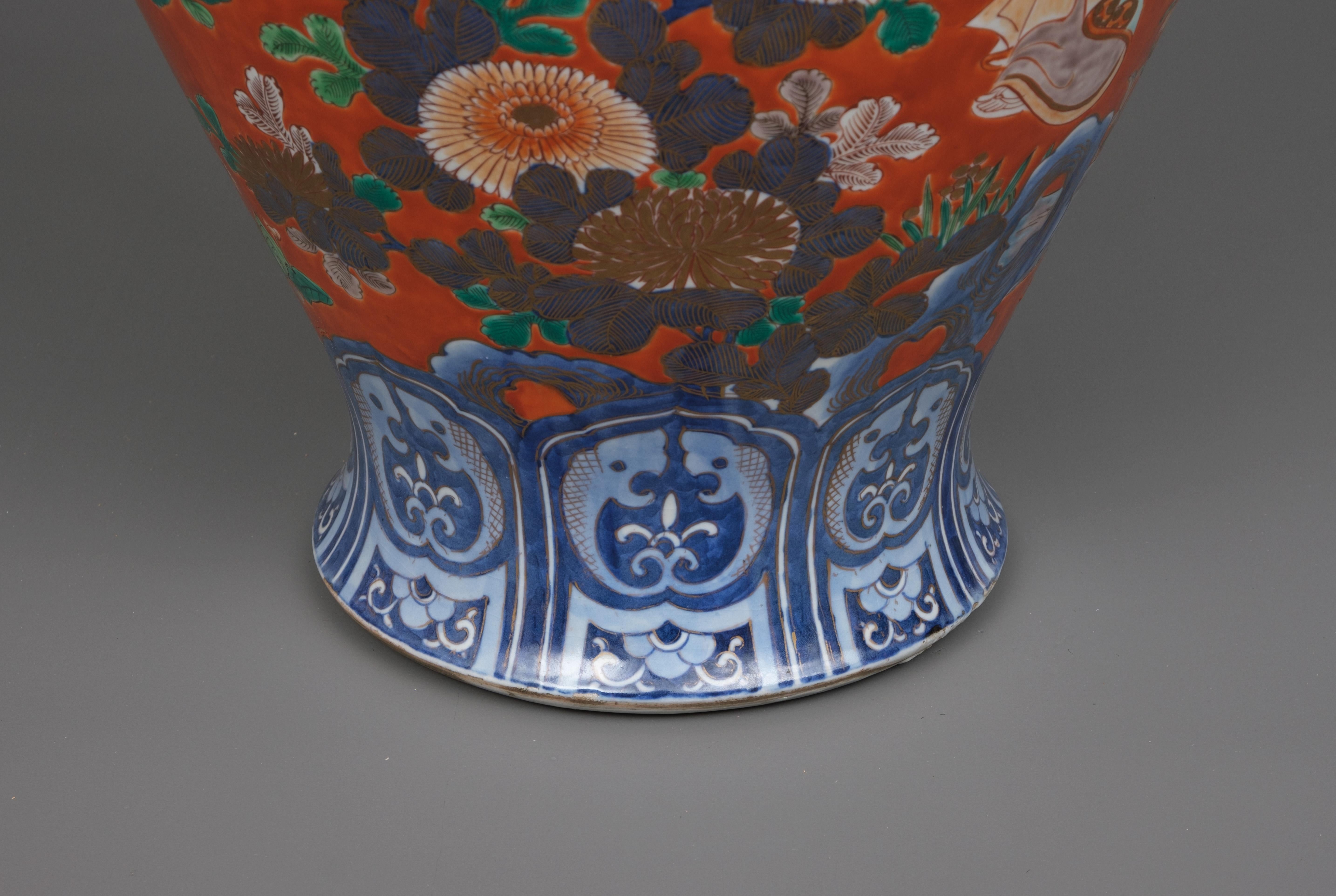 Capital Japanese Imari-verte porcelain vase with bijin 美人 design In Good Condition In Amsterdam, NL