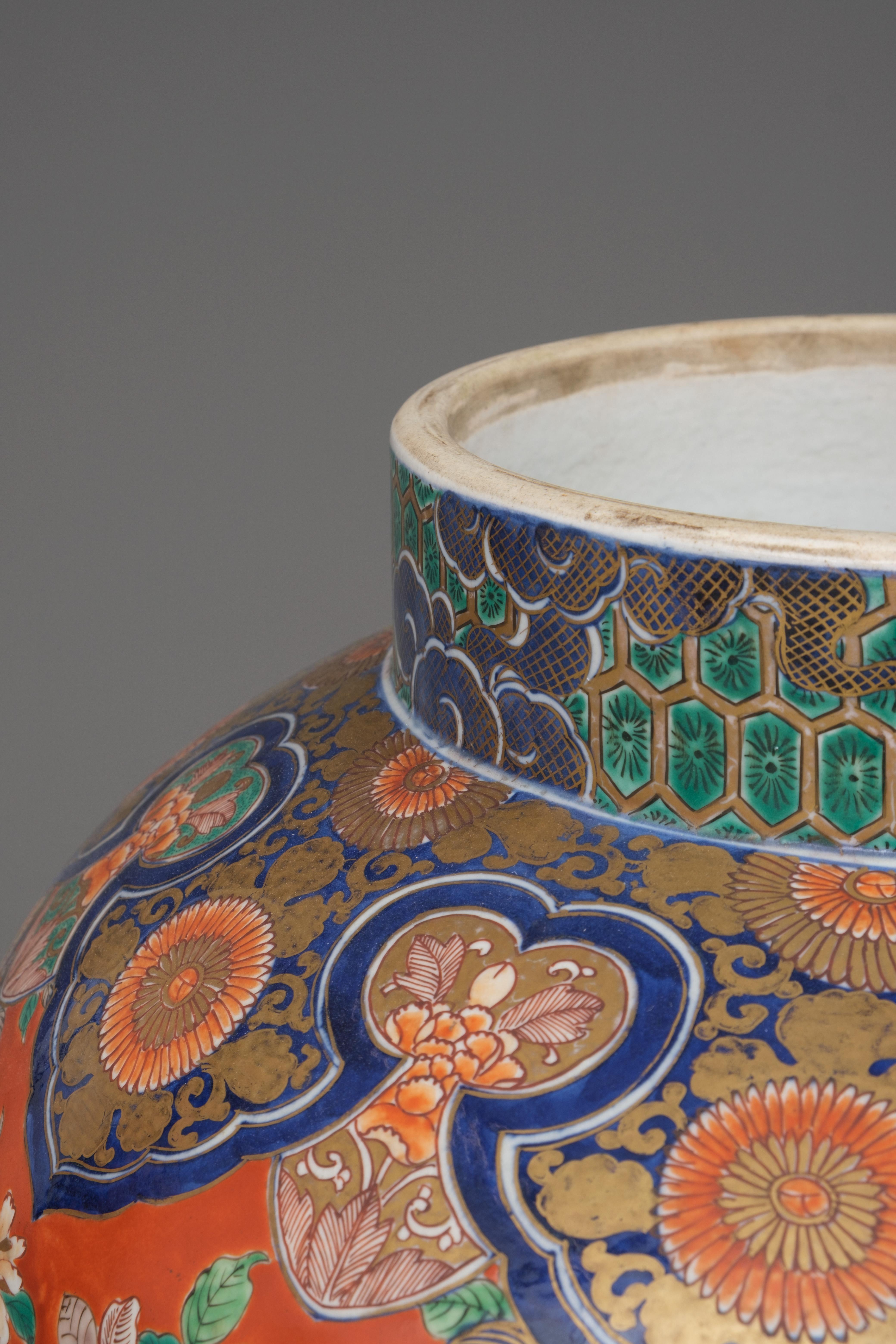 Capital Japanese Imari-verte porcelain vase with bijin 美人 design 3